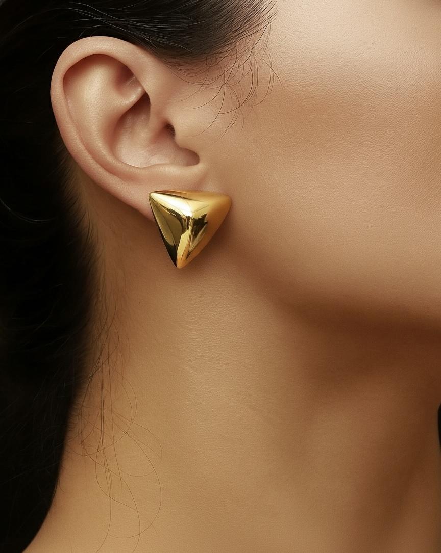 ♥ Sommaire du produit ♥

Détails : Boucles d'oreilles triangulaires polies
MATERIAL : Or jaune 14k
Dimensions : 22MM
Poids : 6 grammes
Fermeture : Omega Clip-On

Les boucles d'oreilles sont en or jaune 14k massif, non plaqué ni rempli.