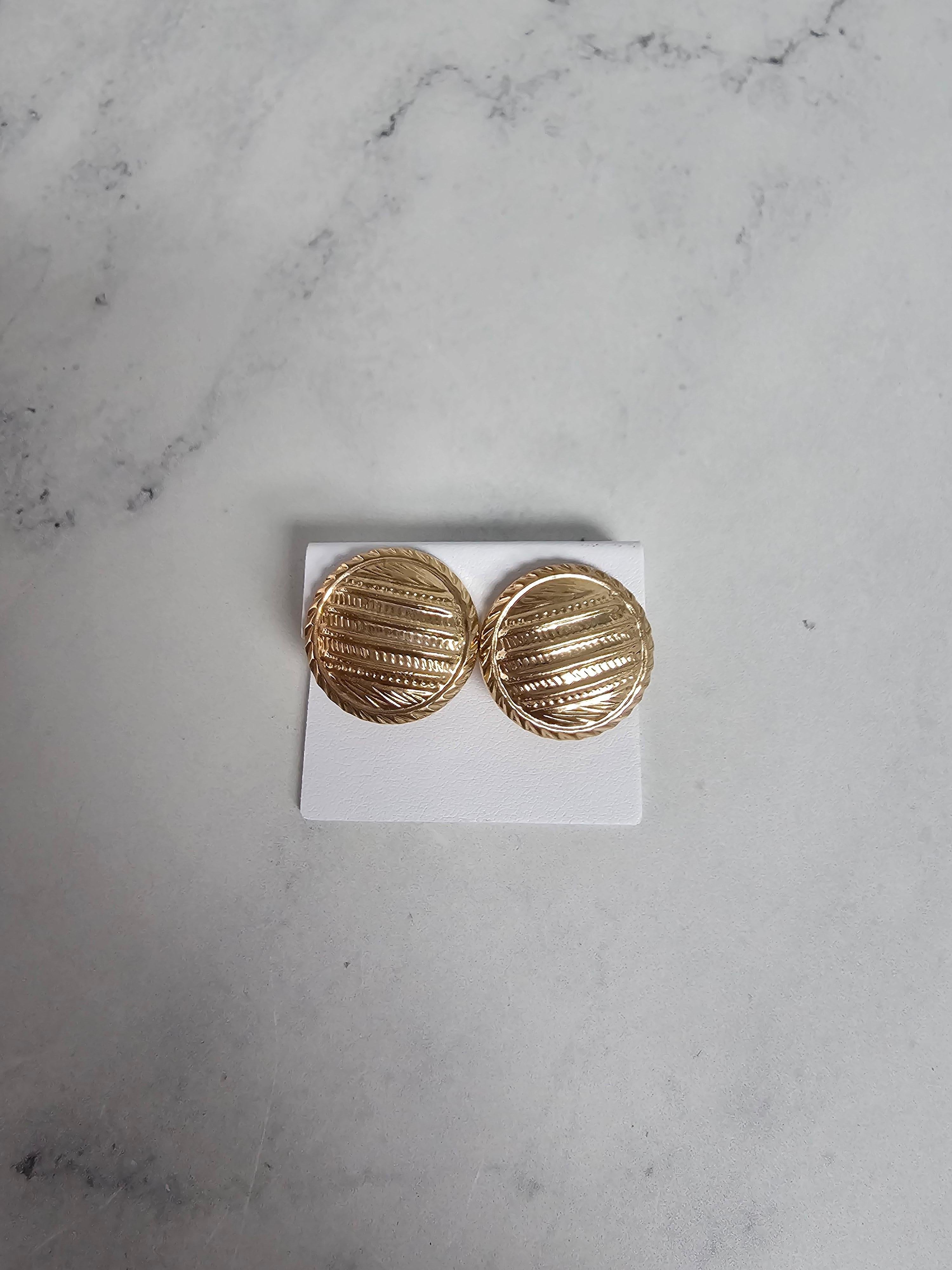 Boucles d'oreilles rondes matelassées verticales détaillées Neuf - En vente à Sugar Land, TX