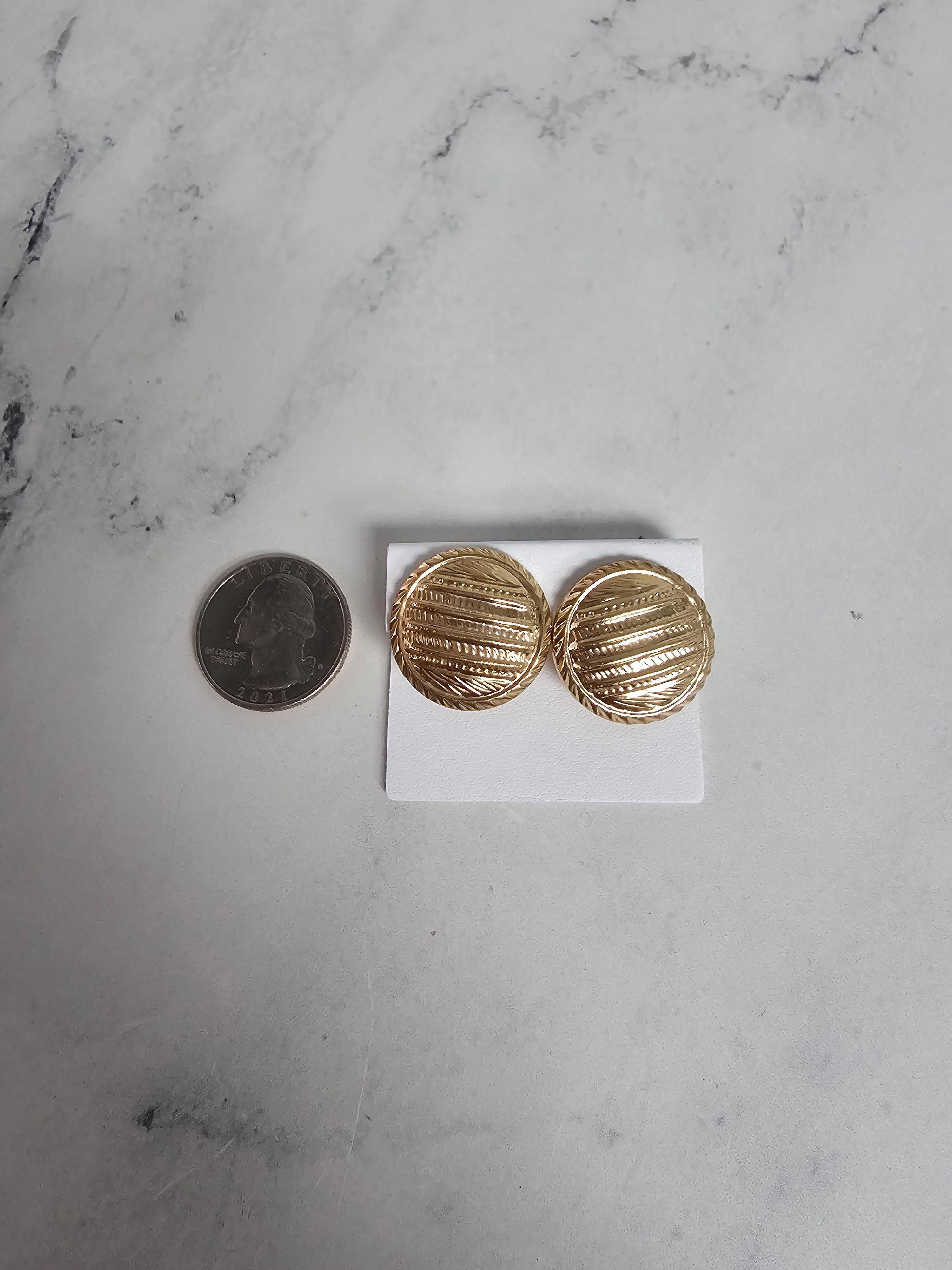 Boucles d'oreilles rondes matelassées verticales détaillées Unisexe en vente