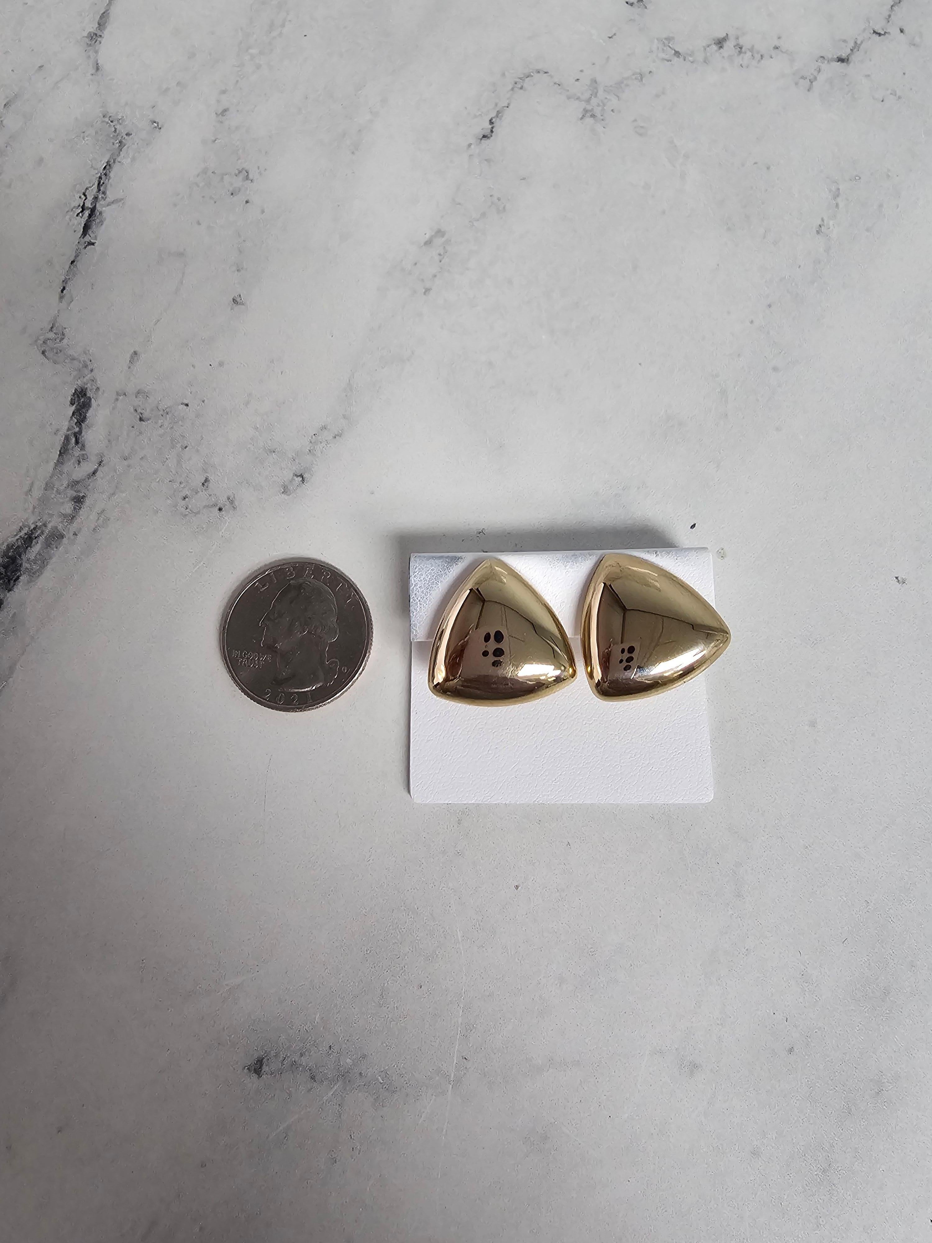 Boucles d'oreilles rondes matelassées verticales détaillées Unisexe en vente