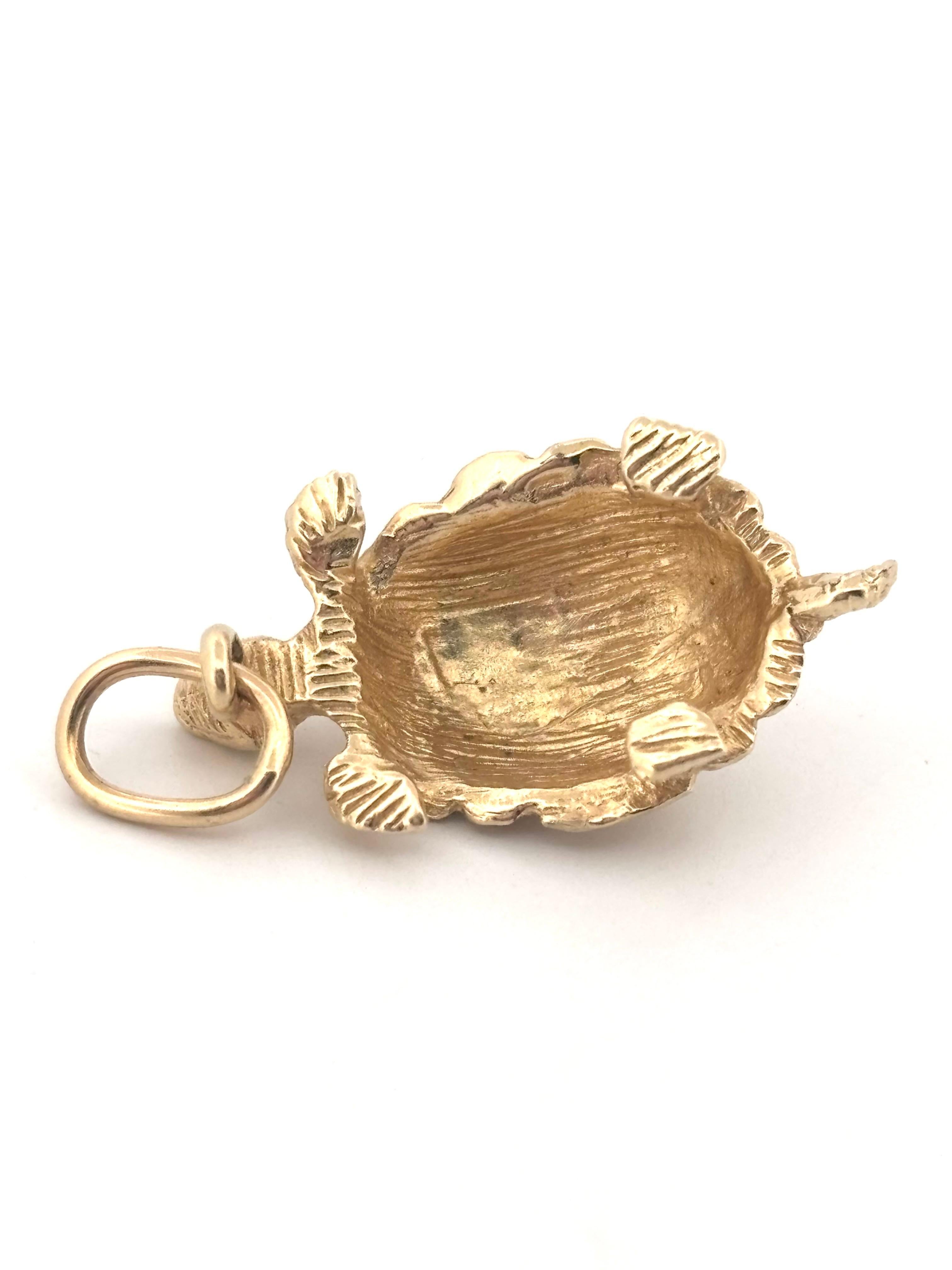 Dieser detaillierte Schildkröten-Anhänger aus 14-karätigem Gelbgold ist ein entzückender Miniatur-Schatz, der sowohl Handwerkskunst als auch Symbolik verkörpert. Der 2,3 Gramm schwere Charme ist fein und detailliert modelliert und zeigt den