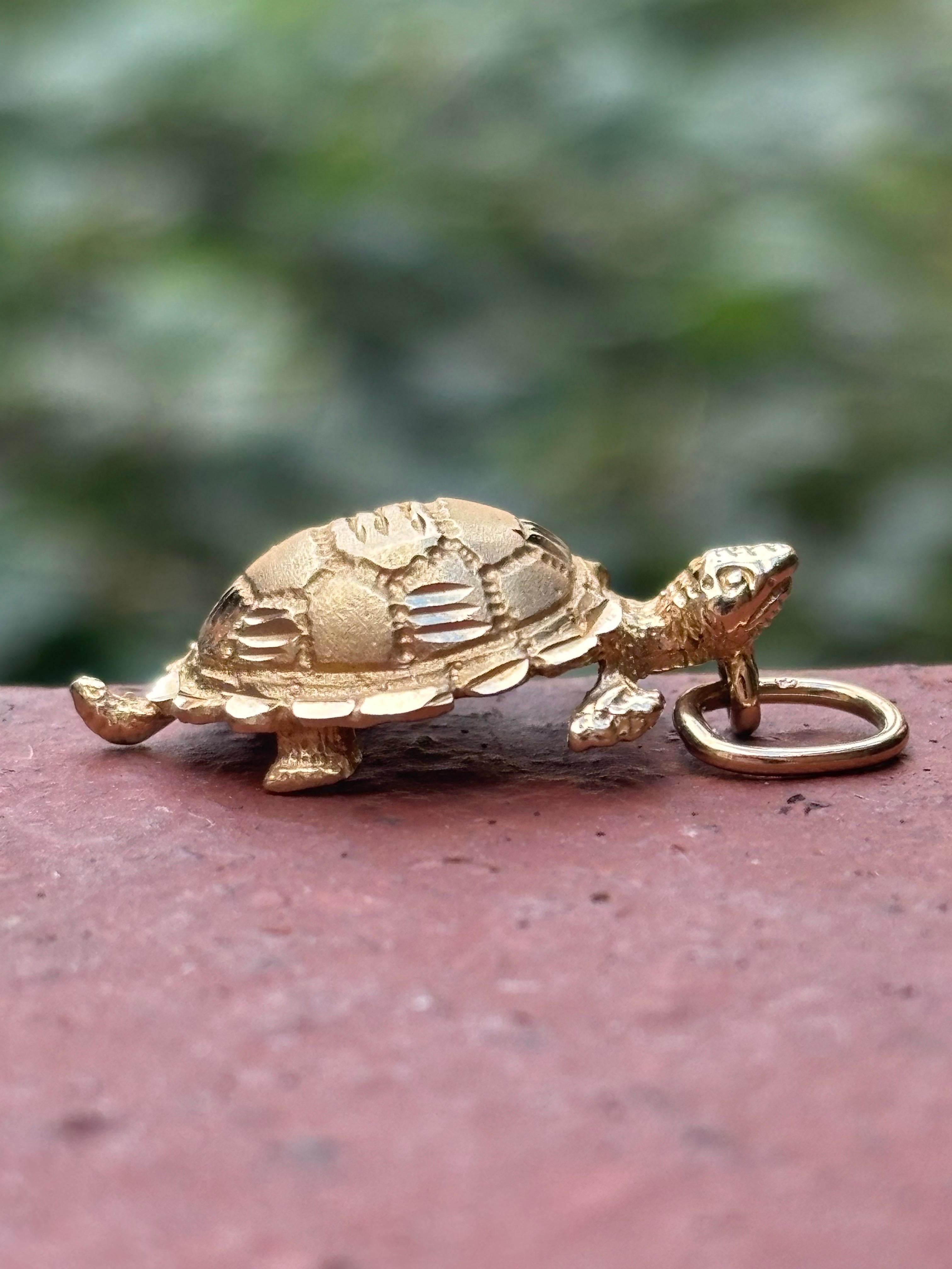 Detaillierte Vintage 14K Gelbgold kleine Schildkröte Anhänger Charme 2,3 Gramm (Retro) im Angebot