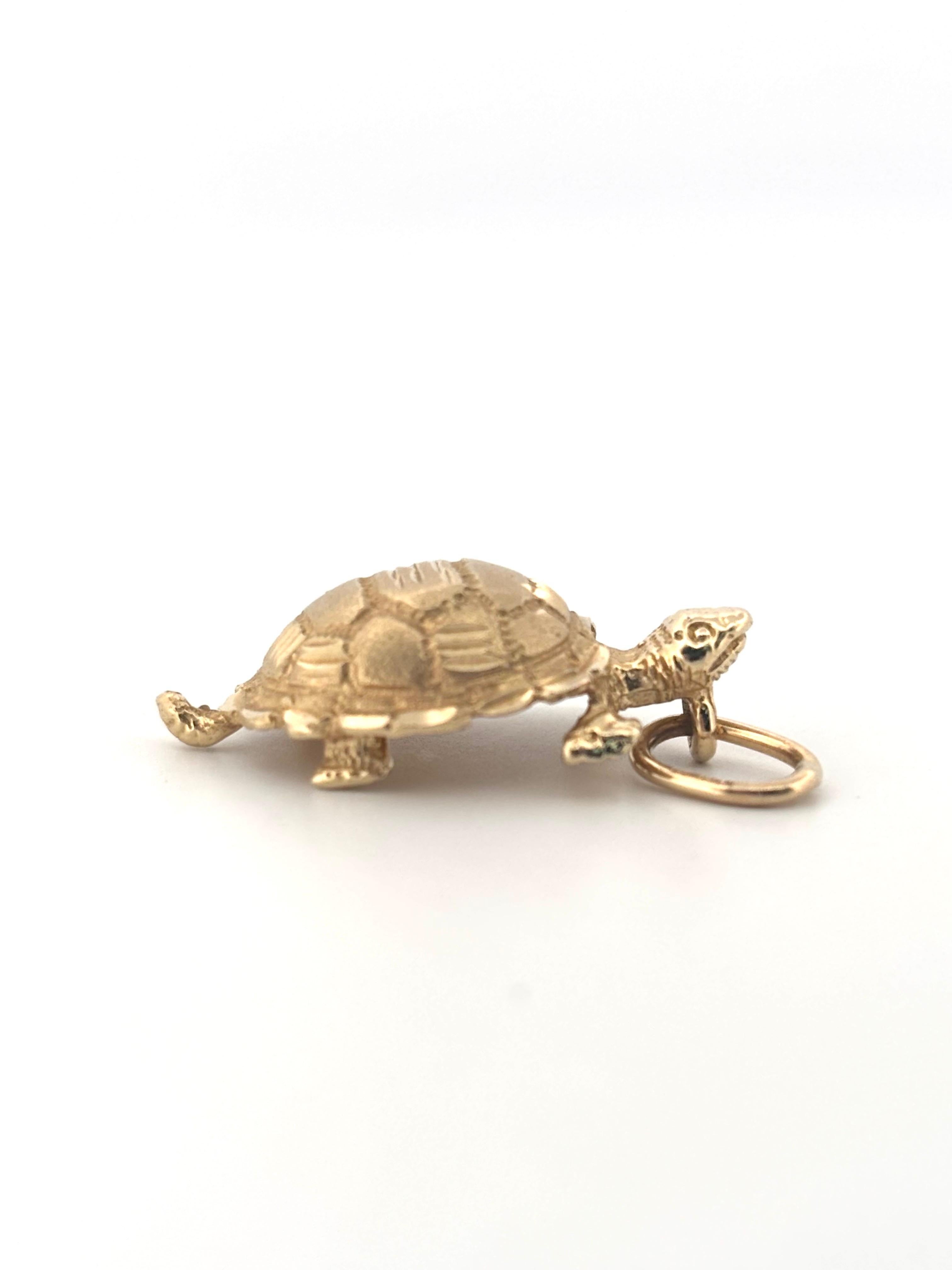 Detaillierte Vintage 14K Gelbgold kleine Schildkröte Anhänger Charme 2,3 Gramm im Angebot 2