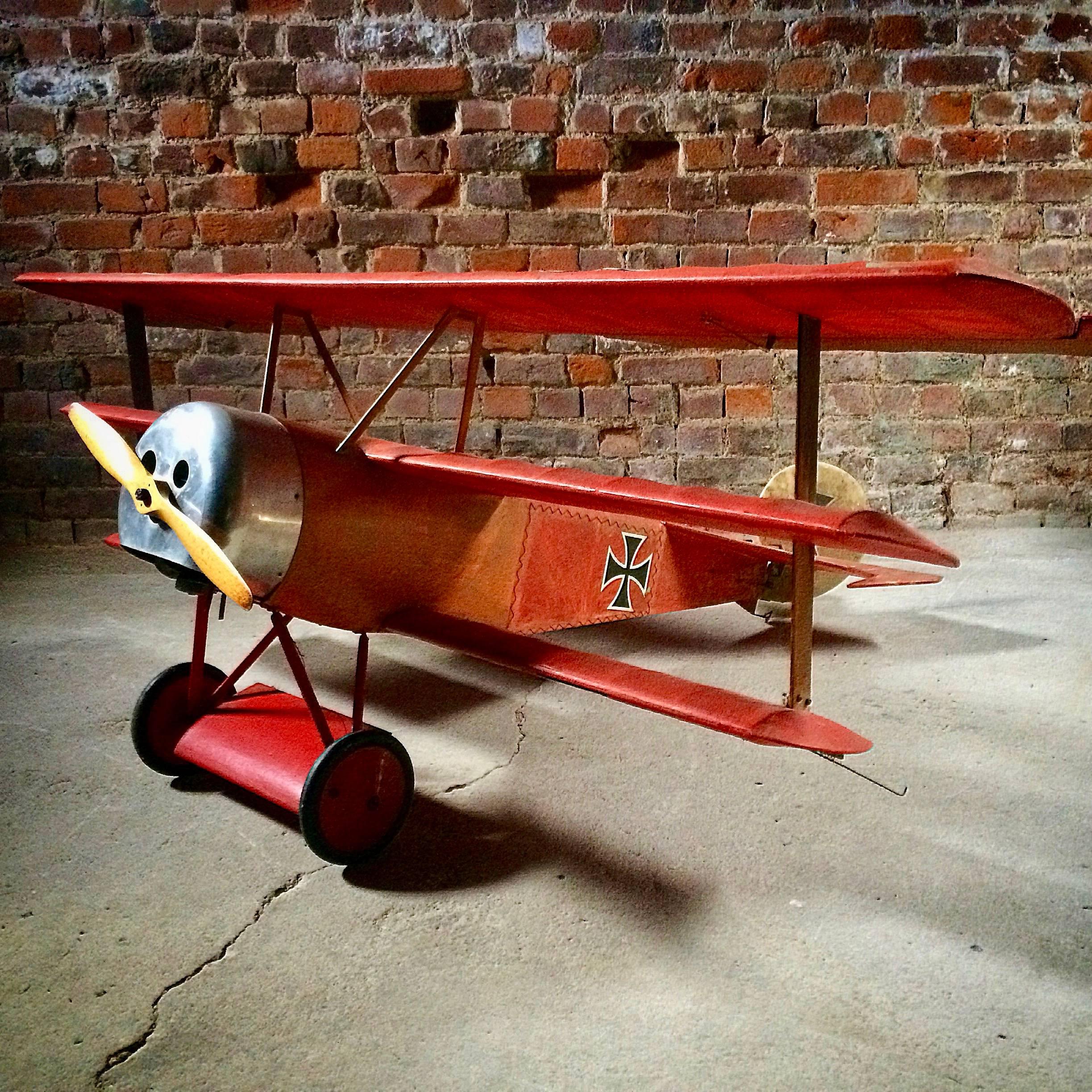 Un fabuleux modèle à l'échelle d'un avion de chasse Fokker Dr 1 de la Première Guerre mondiale dans la livrée du Baron Rouge, une apparence et un style merveilleux, idéal pour un espace industriel.
Le Fokker Dr.I (Dreidecker, 
