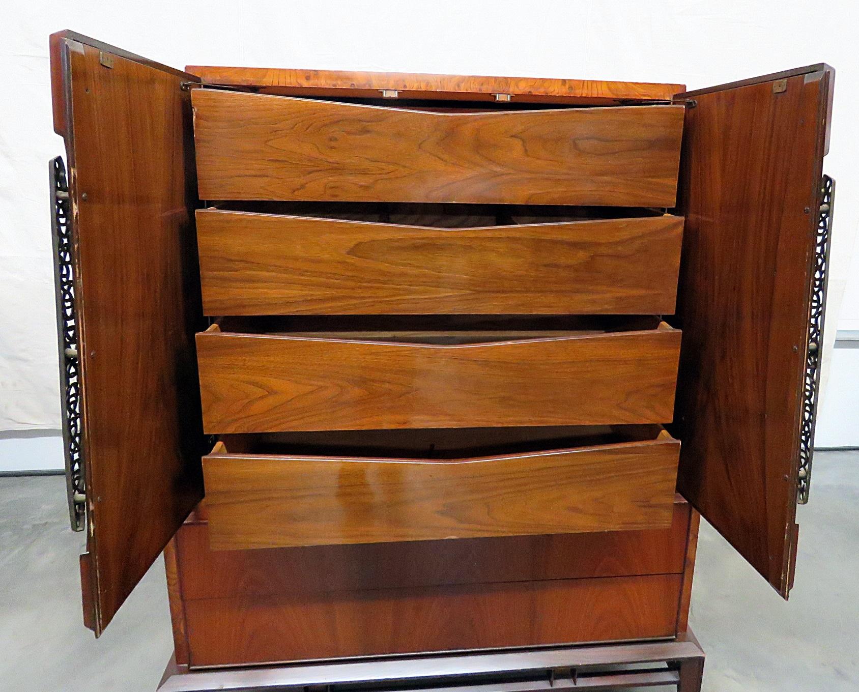 Detroit furniture company Mid-Century Modern gentleman's chest with 2 doors containing 4 drawers over 2 drawers.