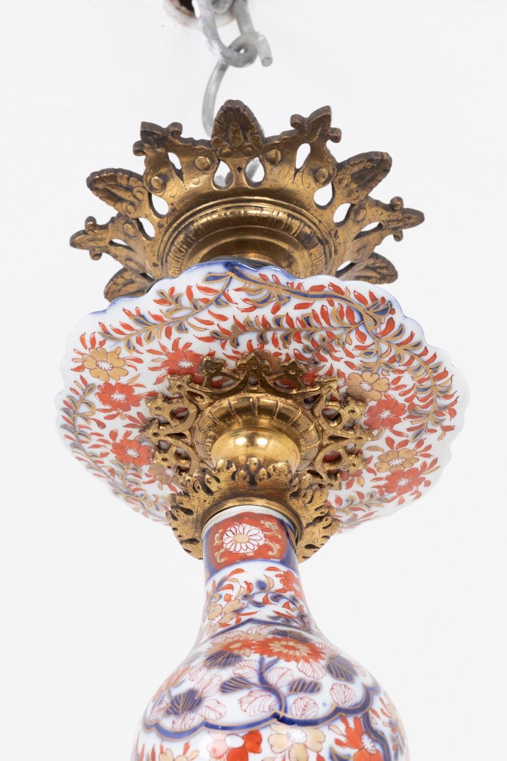 Deutsch style chandelier with six lights in Imari porcelain and gilt bronze mount. Lighting with five fires on five arm lights. 
Shaft constituted with two balusters topped by a porcelain cup with a red and blue Imari decor, decorated with flowers