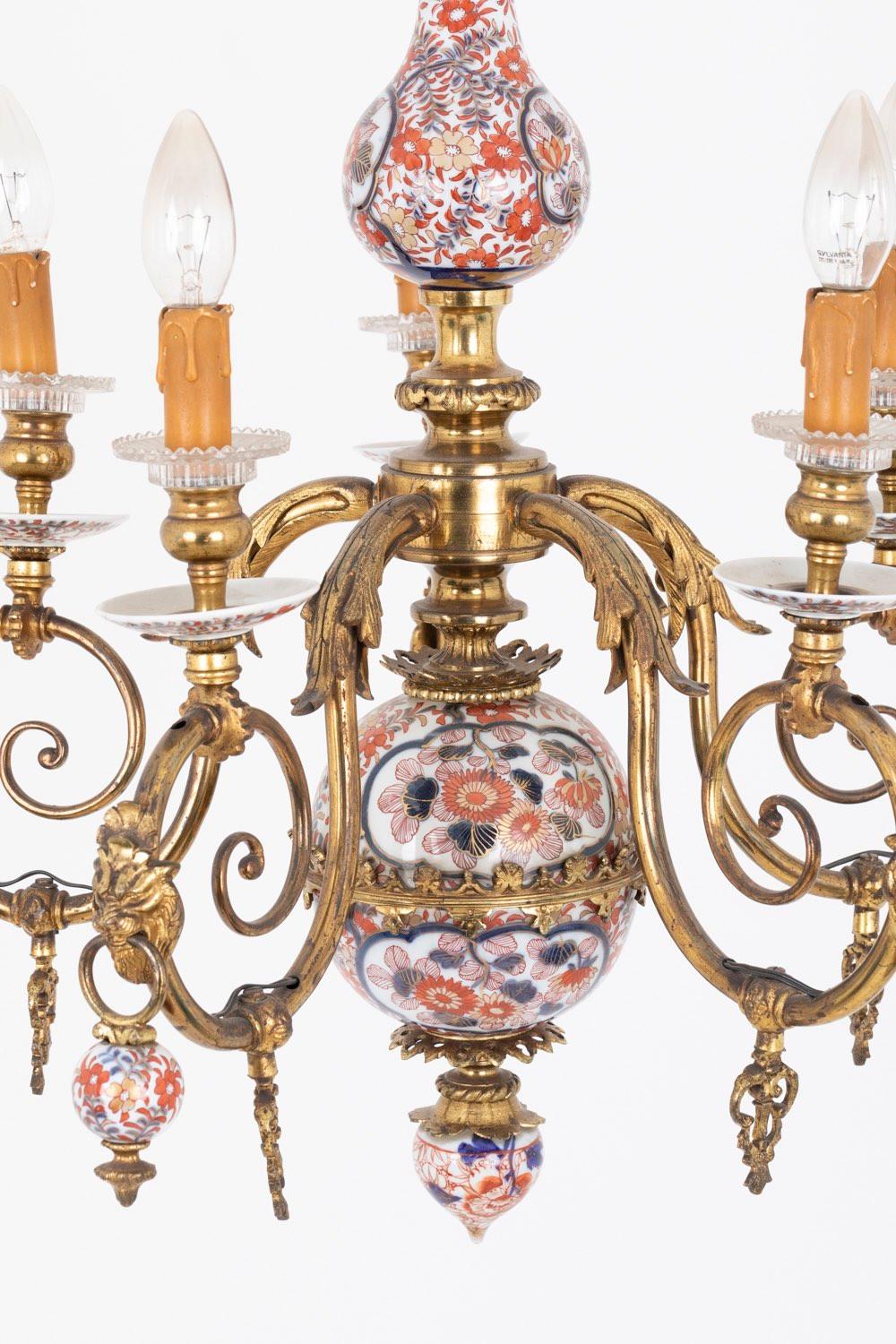 Début du 20ème siècle Lustre de style allemand en porcelaine d'Imari et bronze doré, vers 1900