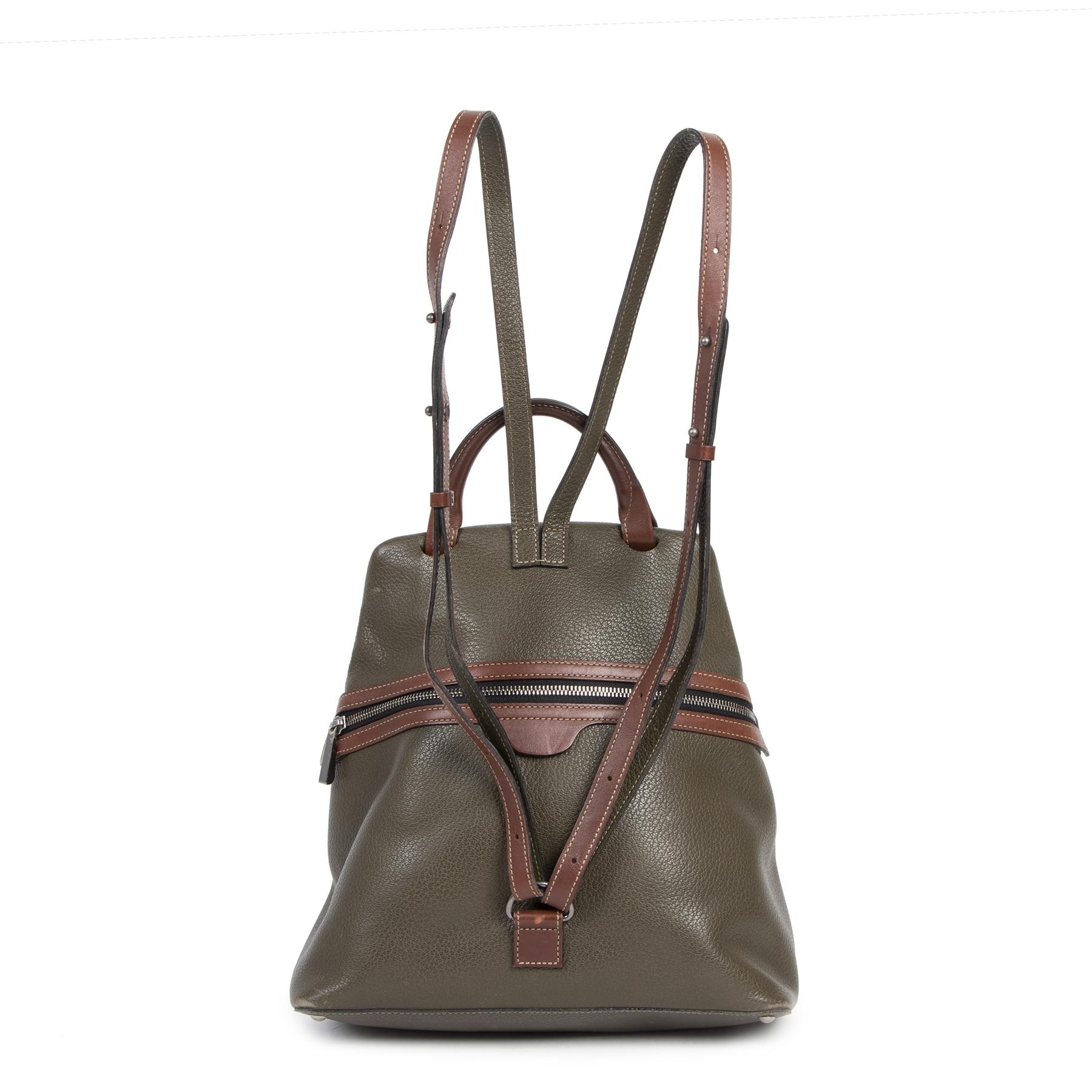 Good preloved condition

Deux De Delvaux Green Backpack

This beautiful and elegant Deux De Delvaux backpack is perfect to take on a citytrip with you. The backpack is crafted in green leather and features brown leather handles, straps and details.