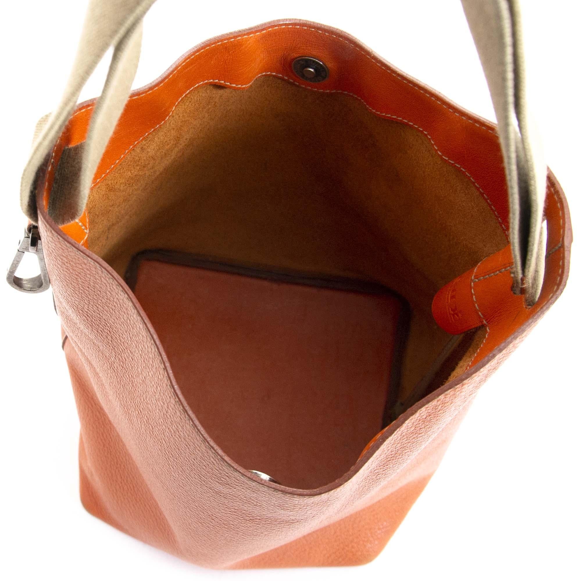 Deux De Delvaux Orange Bucket Bag In Good Condition In Antwerp, BE