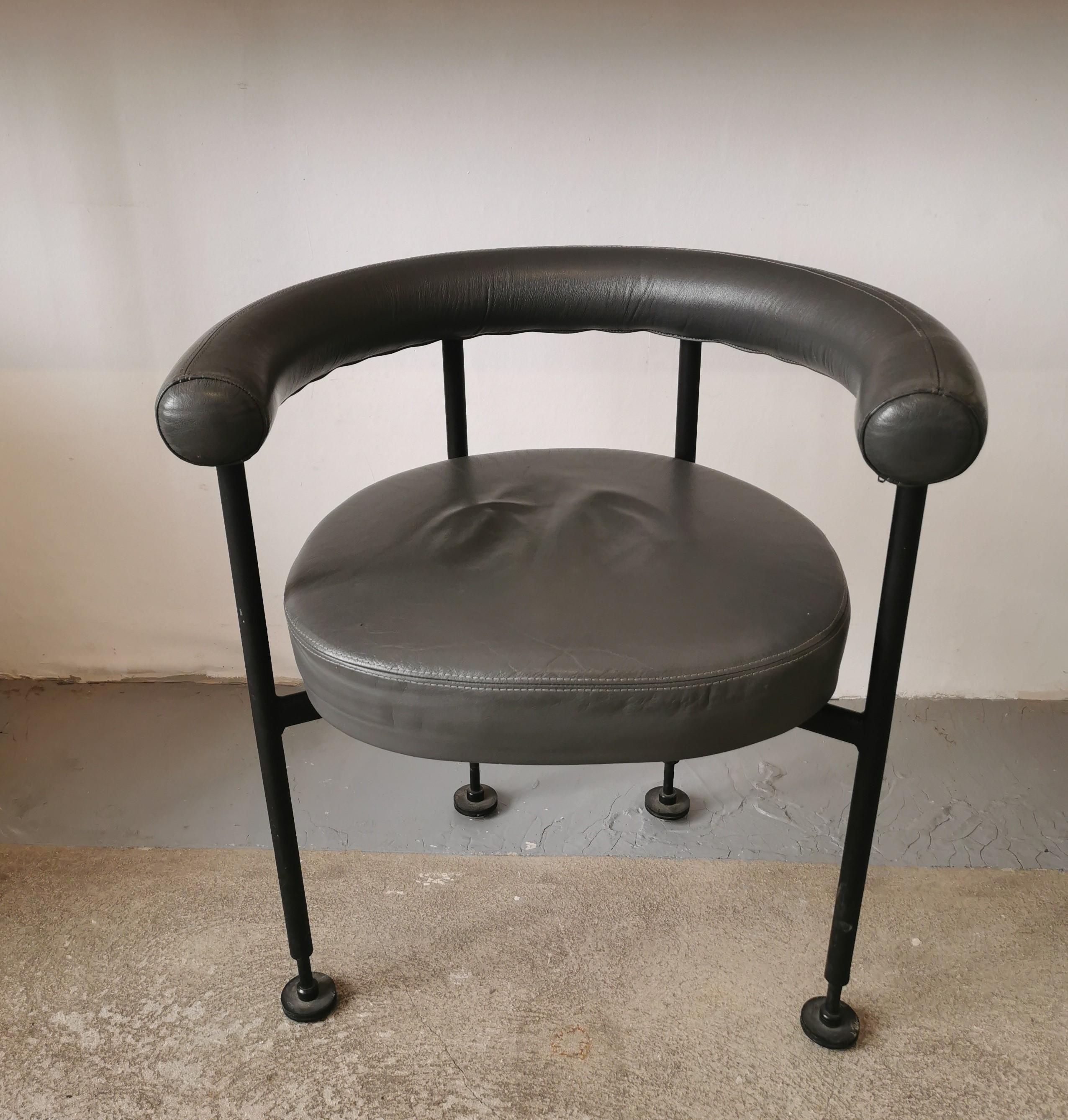 paire de fauteuils fin des années 70 de Martin Visser, designer hollandais (1922-2009)
Martin Visser a réalisé du mobilier depuis son plus jeune âge, il a suivi une formation de dessinateur en architecture. 
 En 1954 il devient designer et réalise