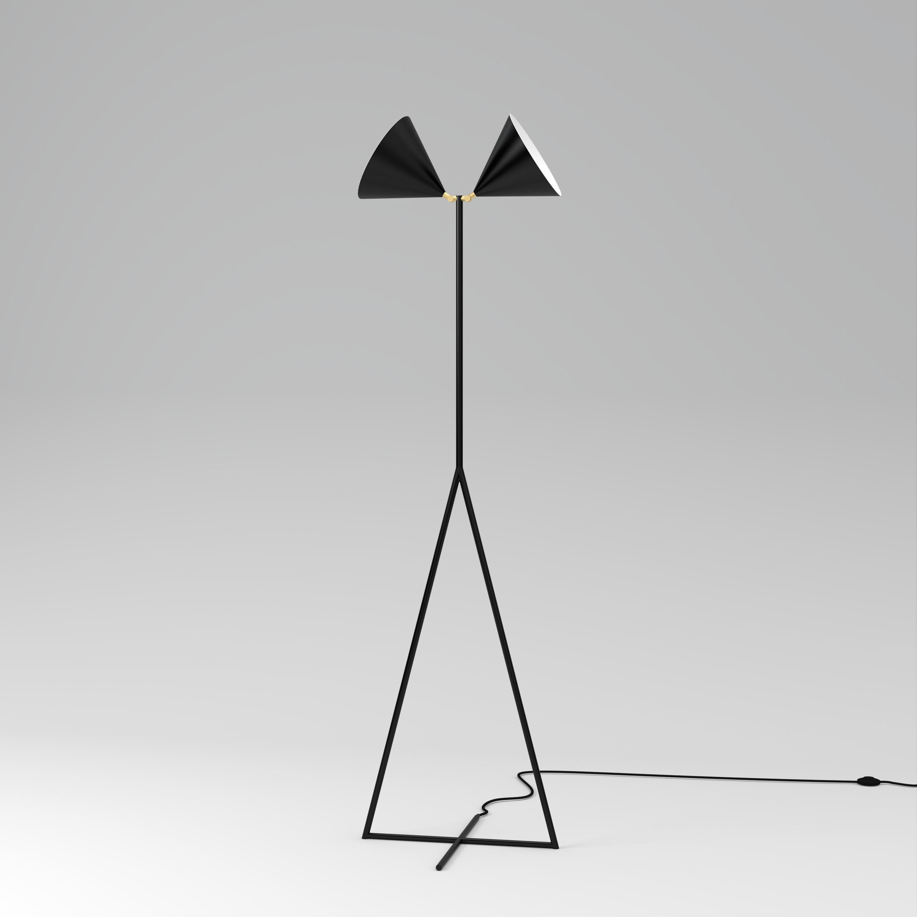 Lampada da terra Deux di Atelier A Light
Dimensioni: P 54 x L 54 x H 158,5 cm.
Materiali: Metallo verniciato a polvere, ottone.

Disponibile in bianco o nero.
Disponibile con base a croce o rotonda.

Tutte le nostre lampade possono essere cablate a