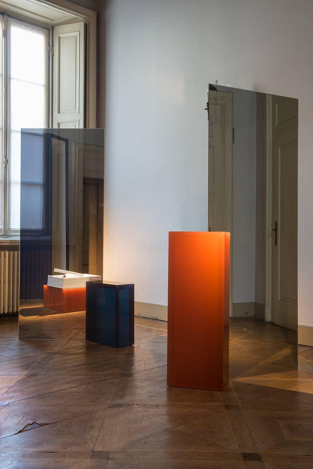 Miroir sans tain contemporain 'Deux' de Sabine Marcelis, résine bleue Neuf - En vente à Copenhagen, DK