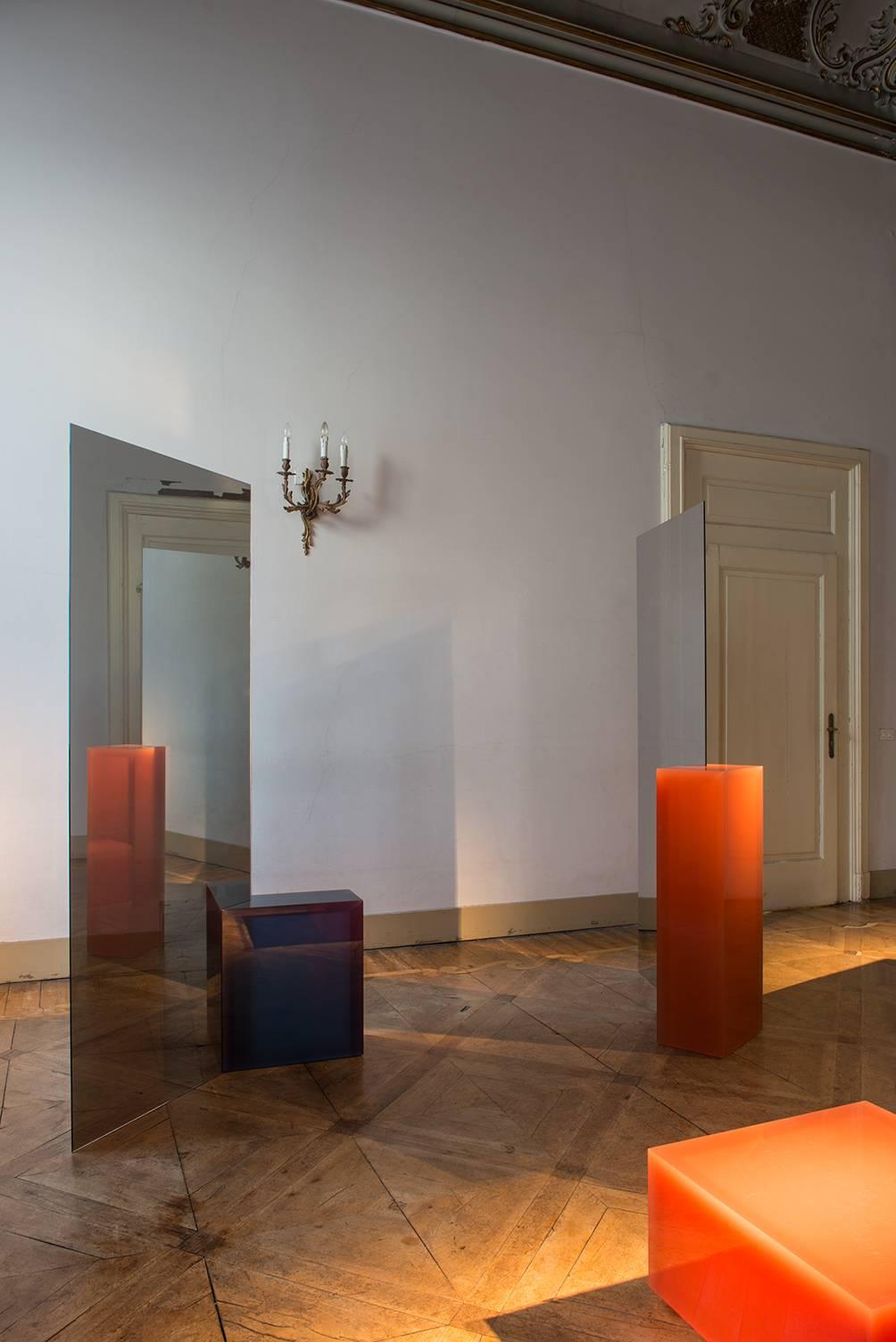 XXIe siècle et contemporain Miroir sans tain contemporain 'Deux' de Sabine Marcelis, résine bleue en vente