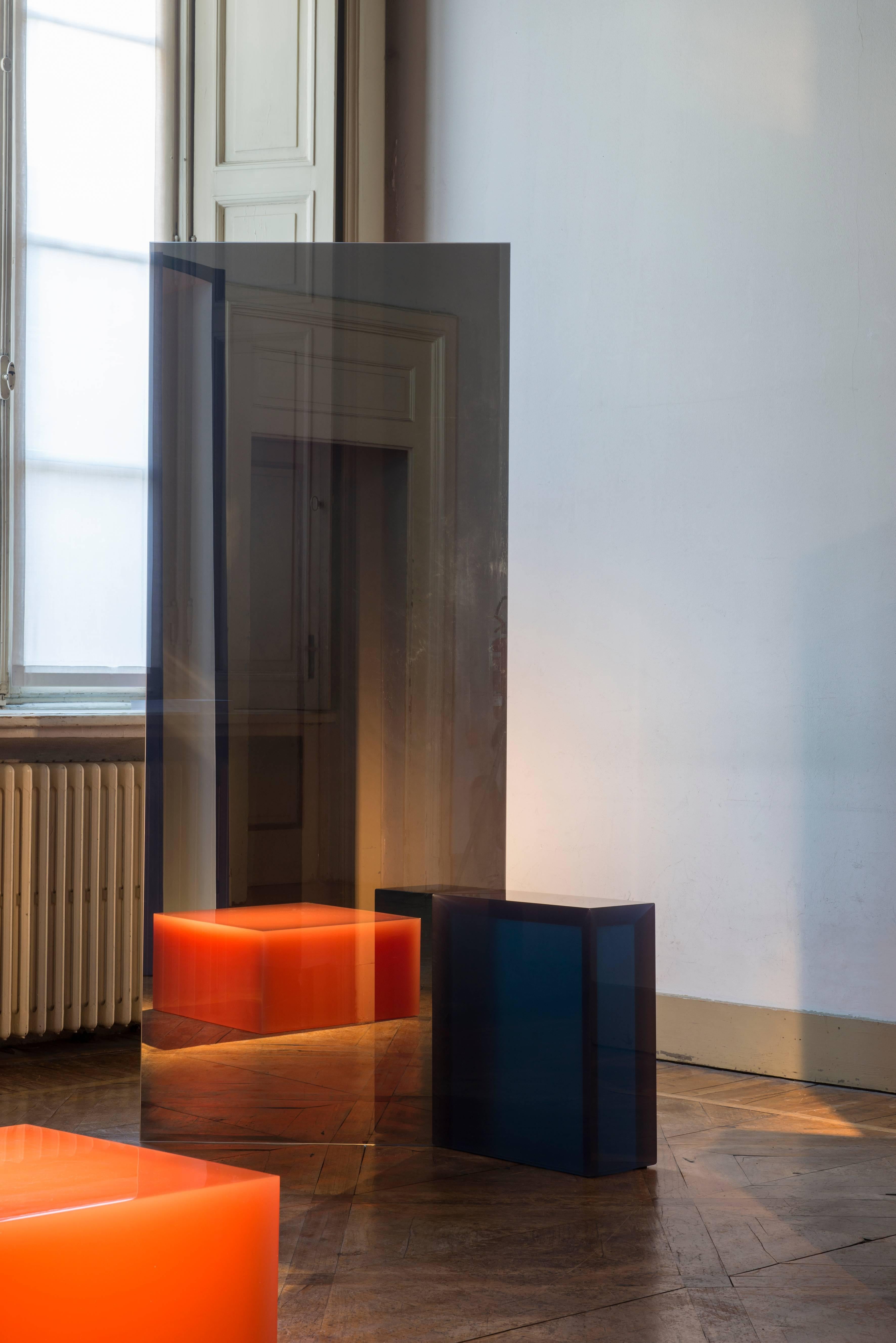 Miroir sans tain contemporain 'Deux' de Sabine Marcelis, résine bleue en vente 1
