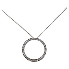 Collar con colgante circular de diamantes de Dev Valencia en oro blanco de 18 quilates n.º 25733