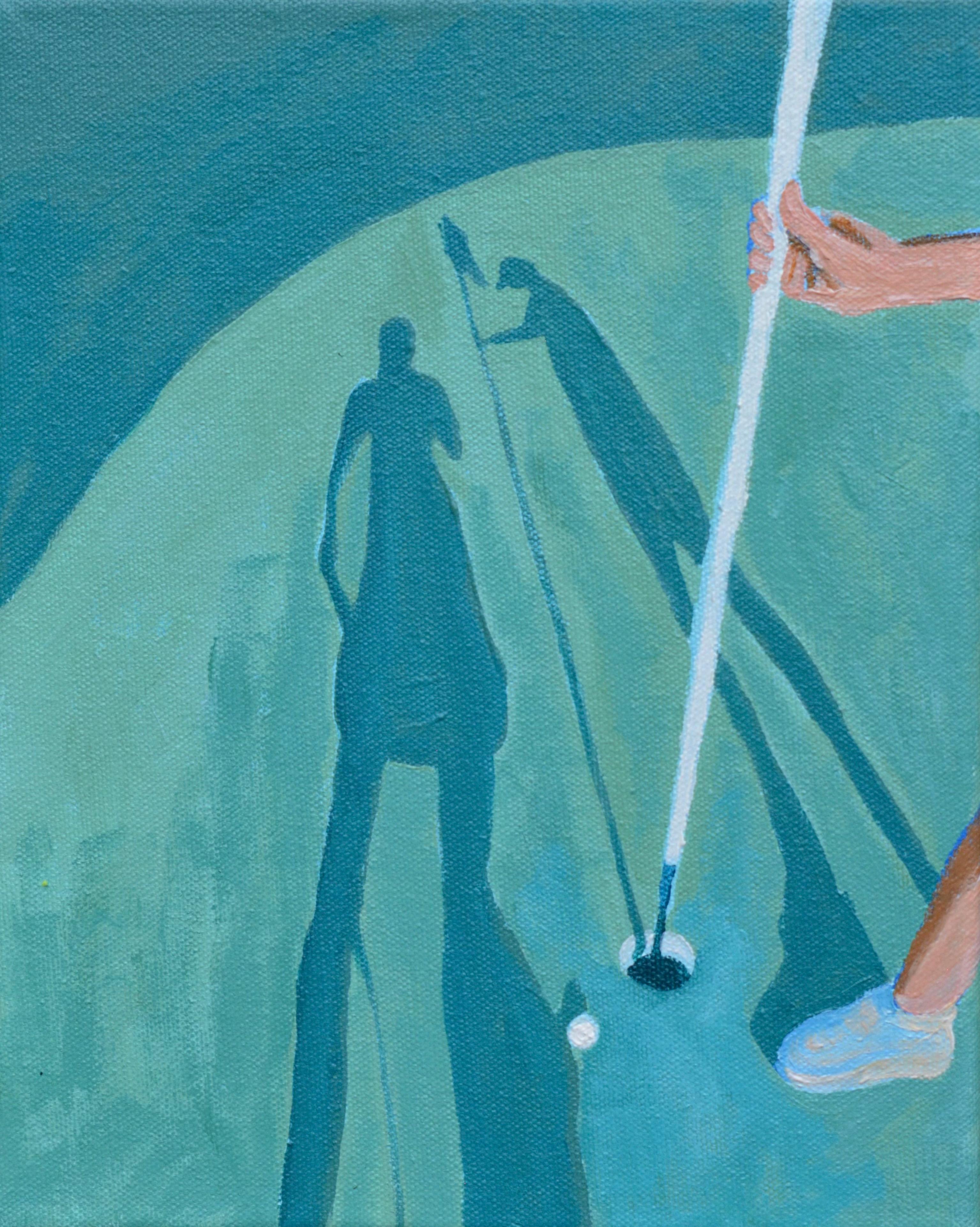Going for Birdie di Devan Sweeney è un suggestivo olio su tela che cattura l'essenza del golf con particolare attenzione alle ombre e al movimento. L'opera d'arte raffigura l'ombra di un golfista e l'asta della bandiera che si estende su una