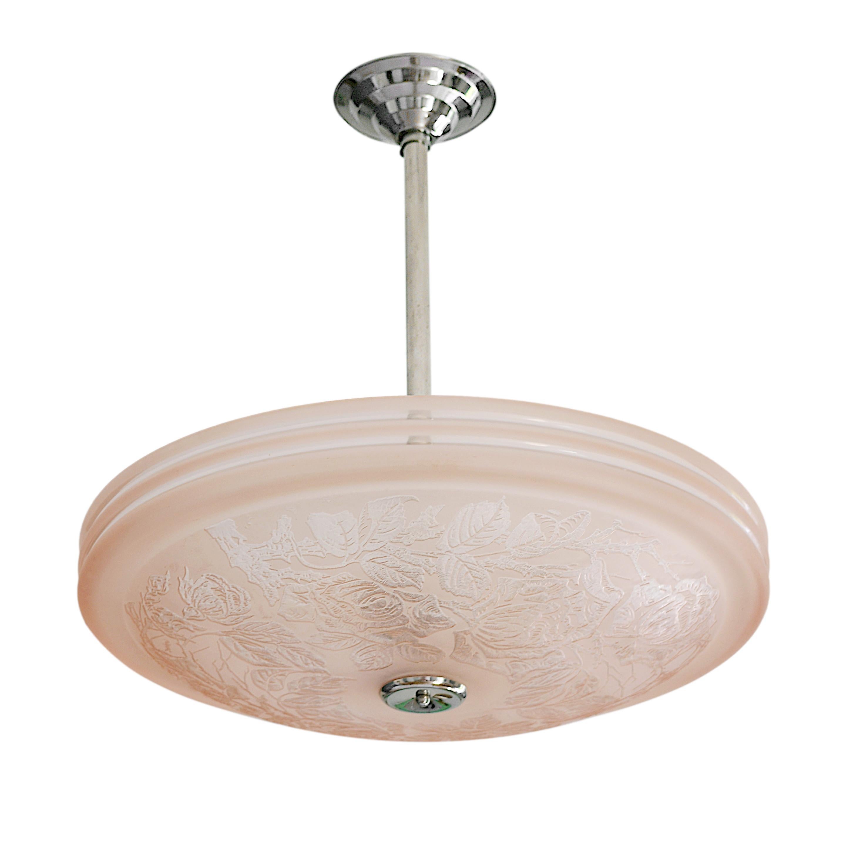 Lampadario a sospensione Art Deco francese di Deveau, 21 rue Sainte-Marguerite, Pantin, Parigi, Francia - Anni '20. Paralume rosa con motivo a rosa inciso all'acido. Altezza: 15.8