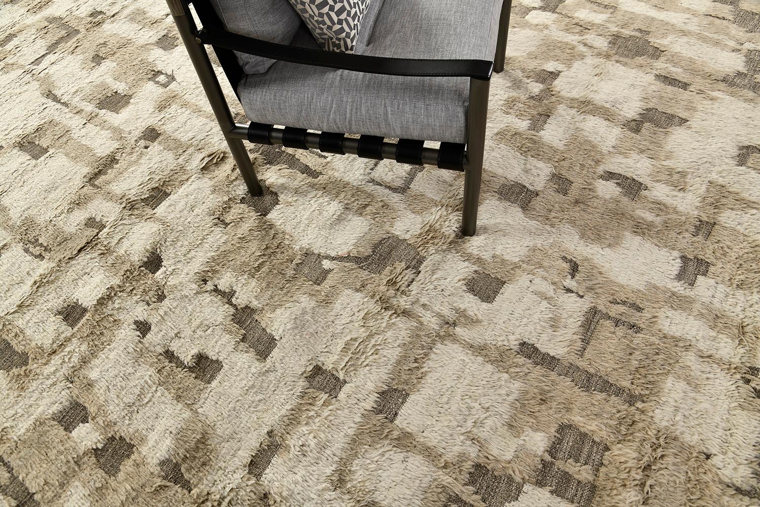 Le tapis Deverpa est une pièce en laine tissée à la main, inspirée par des éléments de design scandinaves vintage et recréée pour le monde du design moderne. L'équilibre et l'harmonie du tapis, tissé à la main avec un tissage plat neutre et des