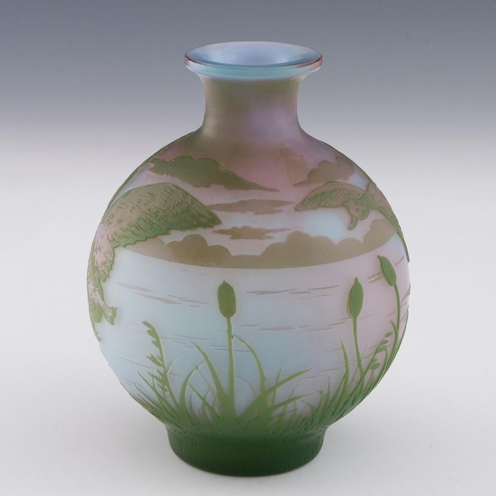 Titolo : Vaso in vetro cammeo di Devez con germani reali
Data: c1910
Origine : Crystallerie de Pantin, St Denis, Parigi
Caratteristiche della ciotola : Vetro cammeo blu pallido, lilla e verde che raffigura un germano reale in volo su un lago con