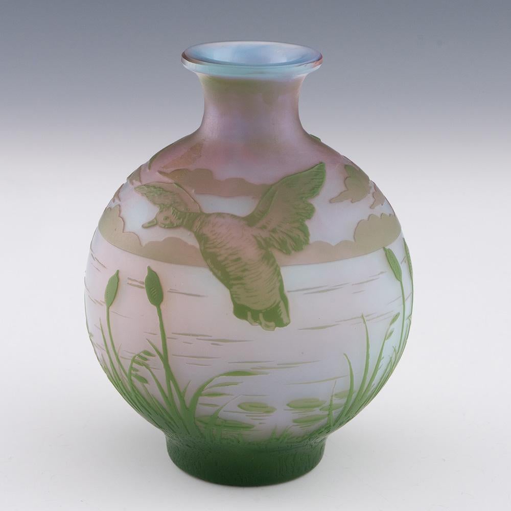 Art Nouveau Vaso di vetro DeVez Cameo con germani reali in vendita