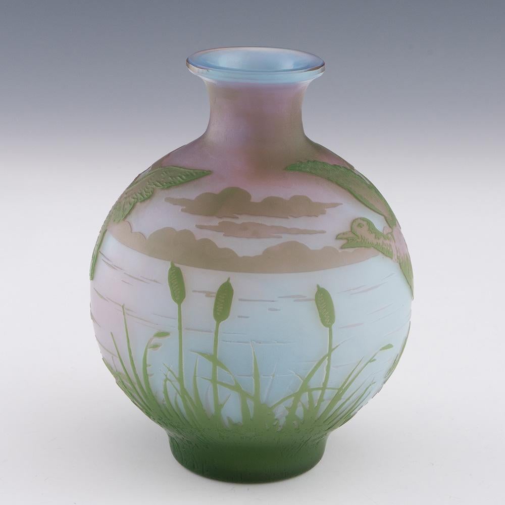 Francese Vaso di vetro DeVez Cameo con germani reali in vendita