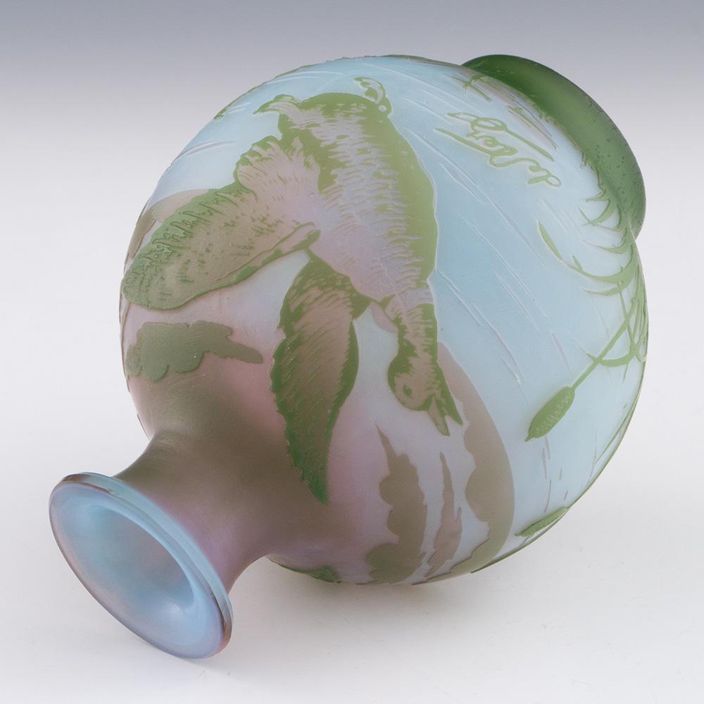 Vaso di vetro DeVez Cameo con germani reali In condizioni buone in vendita a Tunbridge Wells, GB