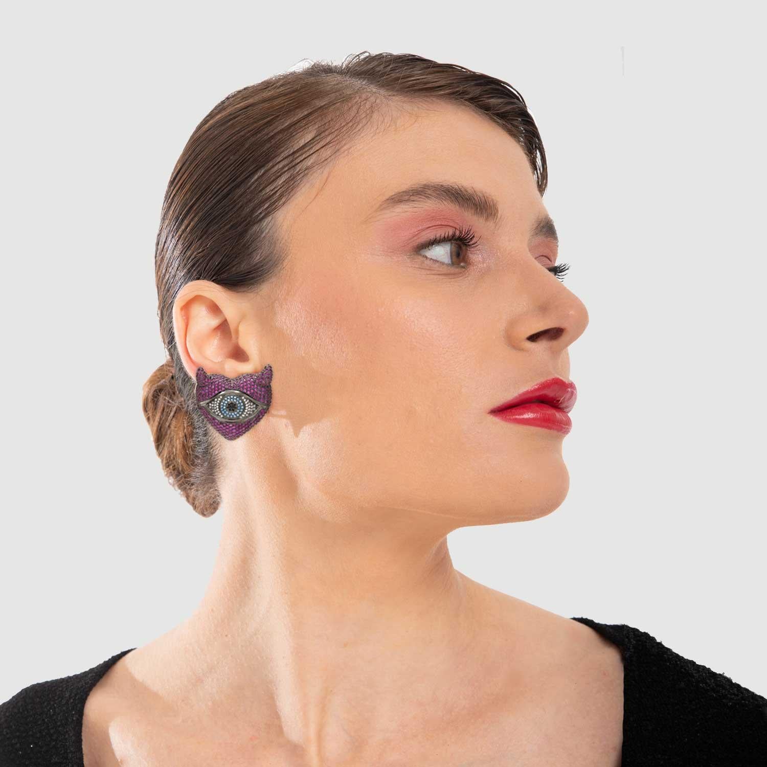 Entfesseln Sie Ihre ungezähmte Seite und fühlen Sie sich mutig mit den Devil Heart Earrings. Wir umarmen unsere dunkle Seite elegant und bereitwillig, während wir den Glanz des Goldes zur Reinigung von Körper, Geist und Seele preisen. In diesem