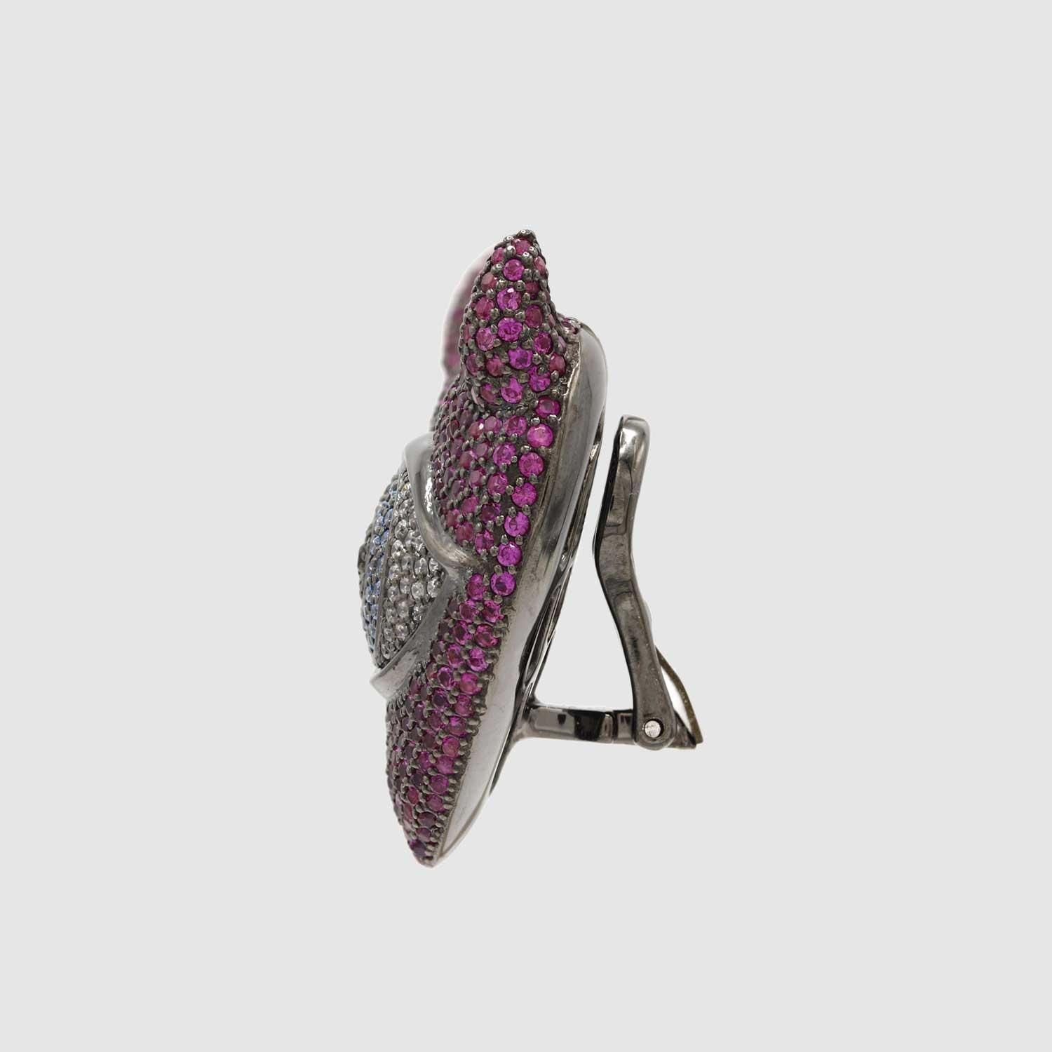 Naimah Devil Heart Statement-Ohrringe, Rubin (Moderne) im Angebot