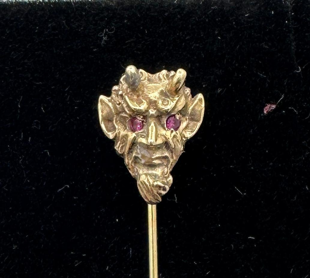 Si tratta di una meravigliosa e rarissima spilla antica vittoriana - Art Deco Devil in oro 14 carati con favolosi occhi di rubino.  Il volto del diavolo è assolutamente fantastico con meravigliosi dettagli tridimensionali.  Il volto del diavolo è