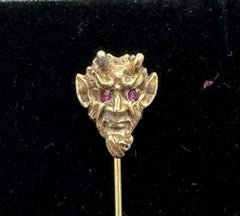 Épingle à cravate victorienne ancienne rare en or 14 carats avec yeux de diable rouges en rubis
