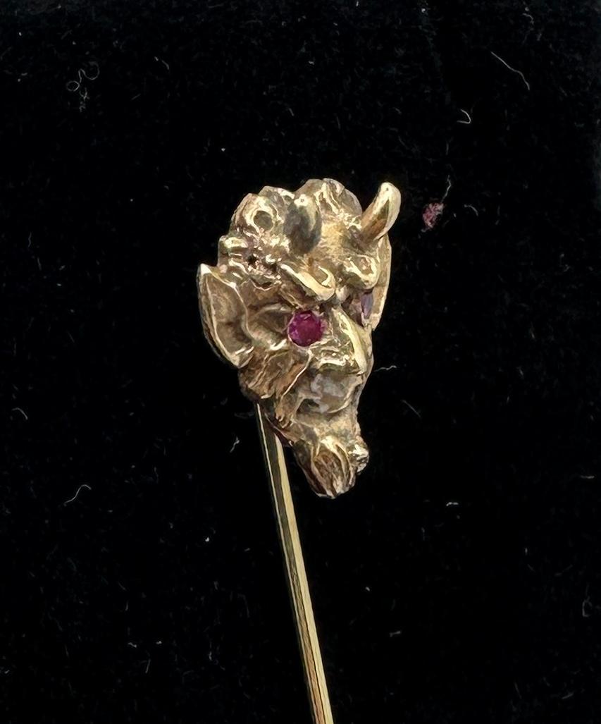 Taglio rotondo Spillone del diavolo con occhi di rubino rosso in oro 14 carati Antico Vittoriano Raro in vendita