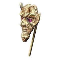 Épingle à cravate victorienne ancienne rare en or 14 carats avec yeux de diable rouges en rubis