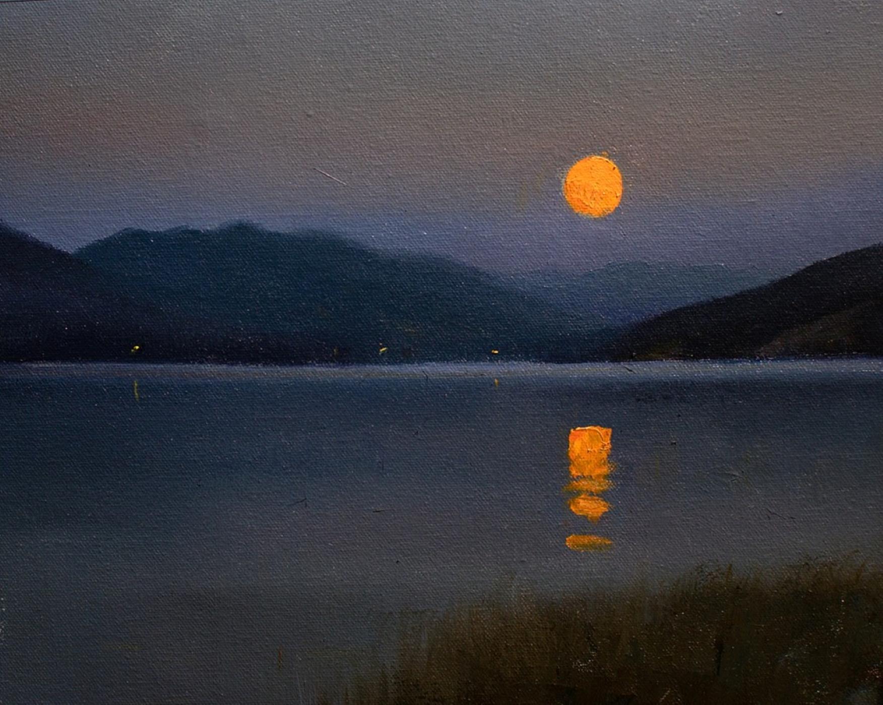Das Ölgemälde "Tranquil Twilight" von Devin Michael Roberts (USA) stellt einen See dar, in dem sich der Mond spiegelt.

Künstler-Bio/Statement:
Devin Michael Roberts ist ein amerikanischer zeitgenössischer realistischer Künstler, der in den Medien