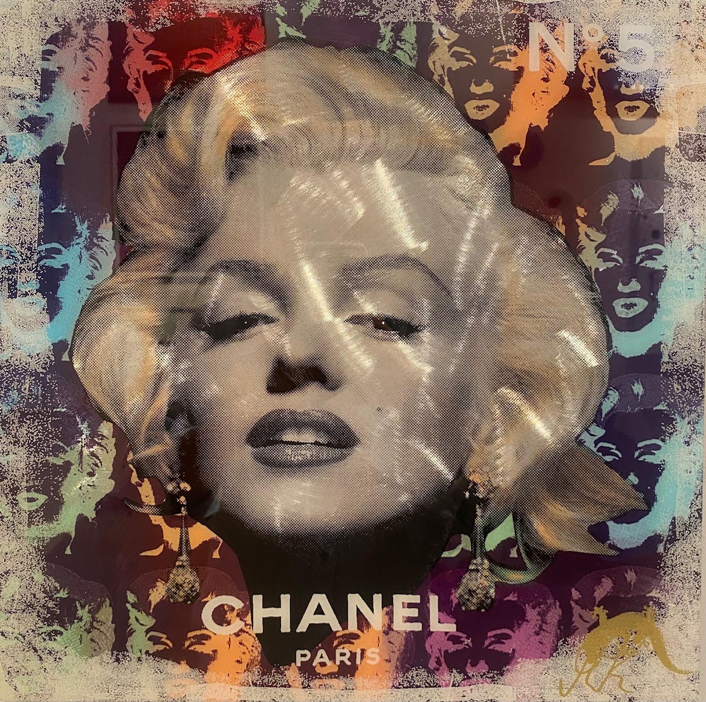 Chanel No. 5 - portrait contemporain original de l'icône pop art Marilyn Monroe - Mixed Media Art de Devin Miles