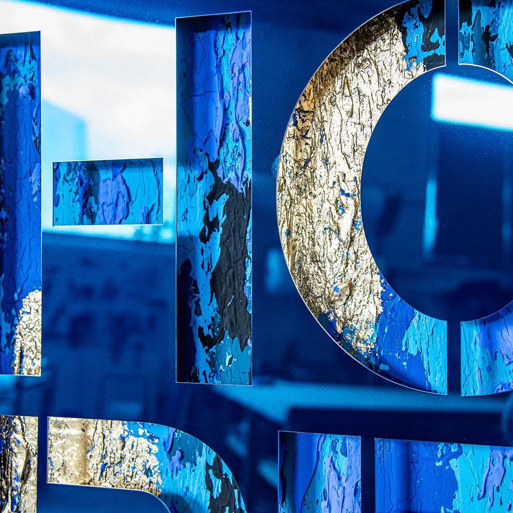 HOPE - découpage pop art contemporain original, bleu et or, hautement poli - Pop Art Mixed Media Art par Devin Miles