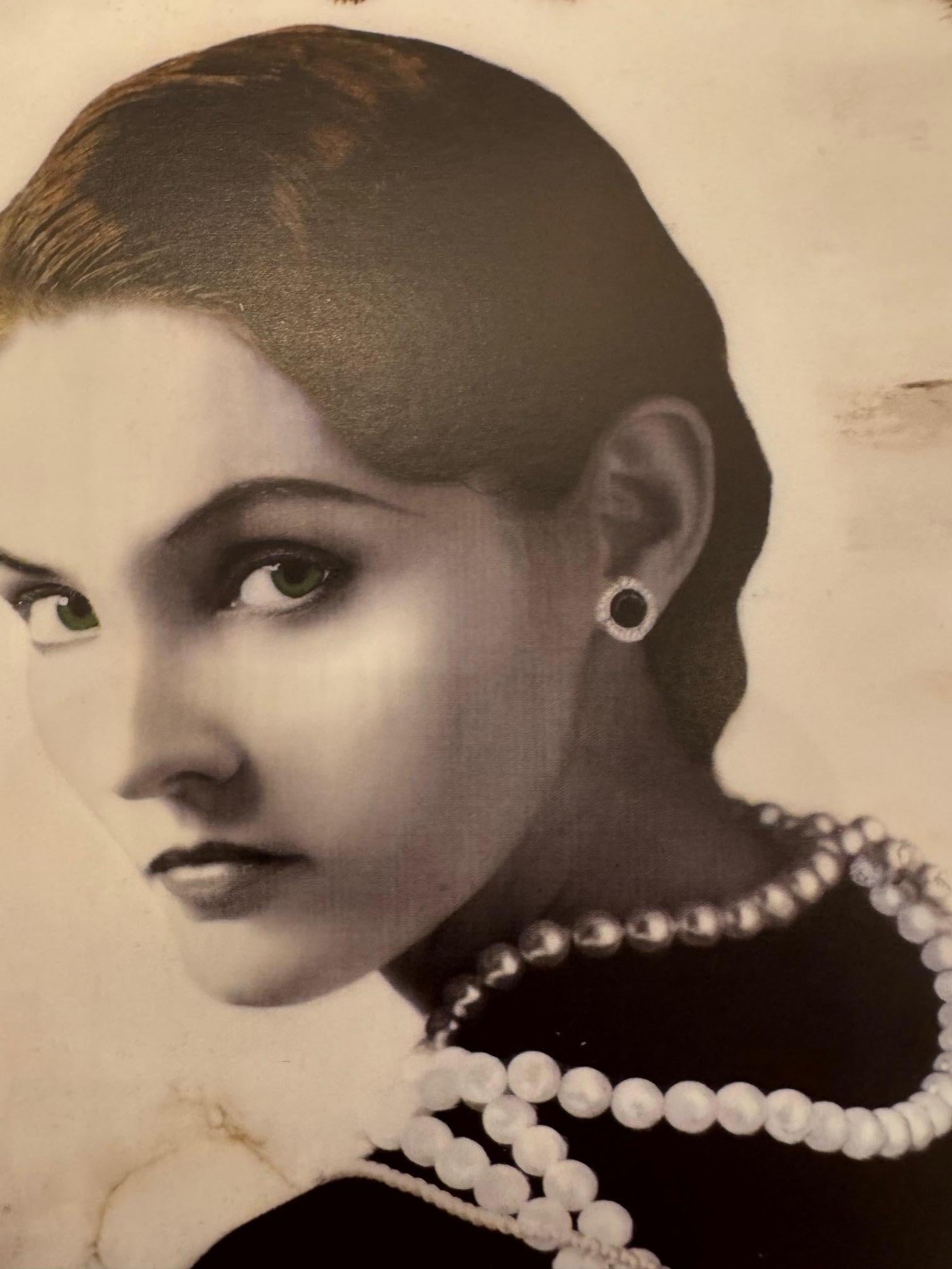 Love Chanel-medios mixtos contemporáneos  obra de arte retrato joven Coco Chanel arte pop en venta 2