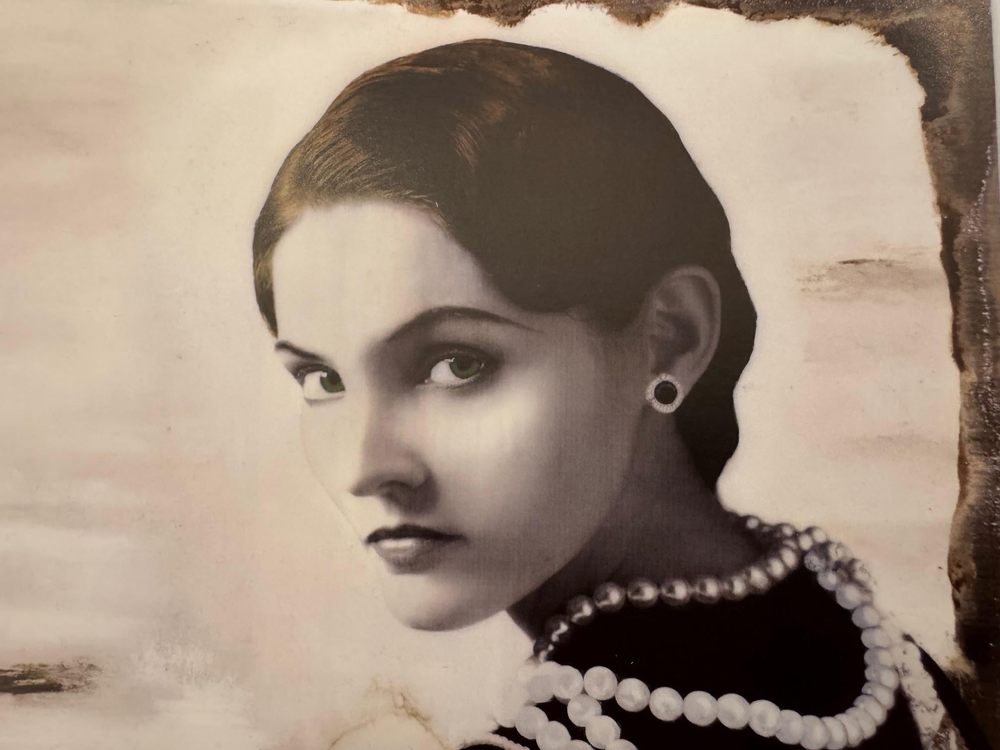 Love Chanel-medios mixtos contemporáneos  obra de arte retrato joven Coco Chanel arte pop en venta 4