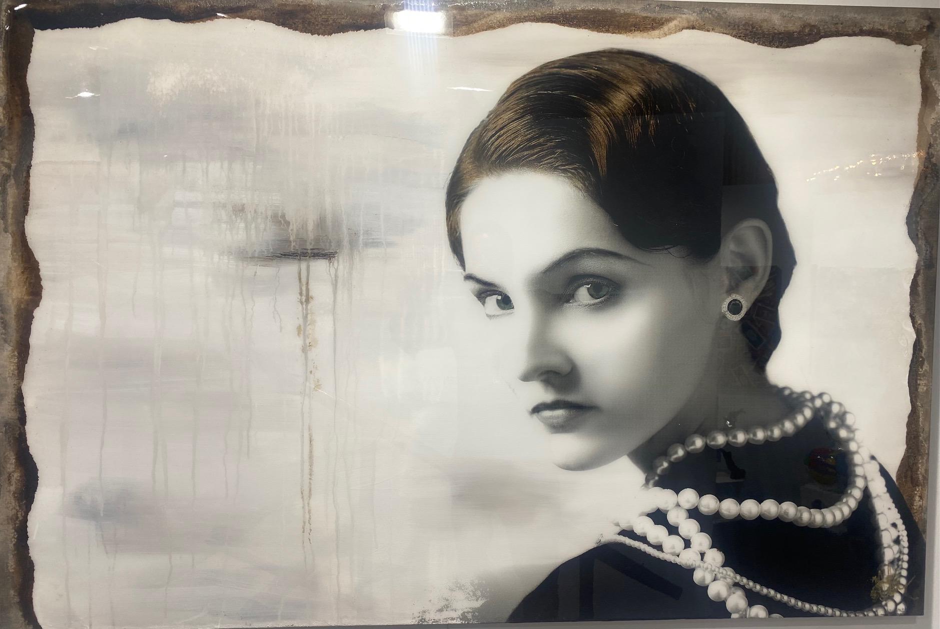 Love Chanel - tecnica mista contemporanea  opera d'arte ritratto giovane Coco Chanel pop art