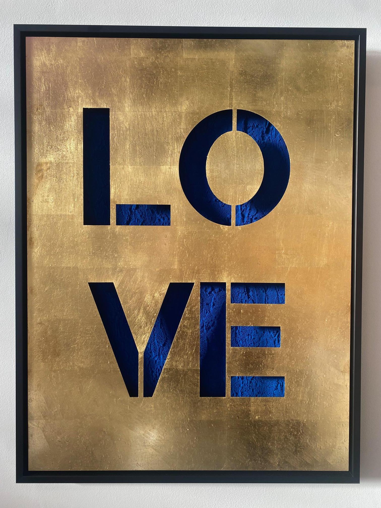 LOVE Royal Blue - zeitgenössische Original-Pop-Art in Gold und Blau, ausgeschnitten  im Angebot 1