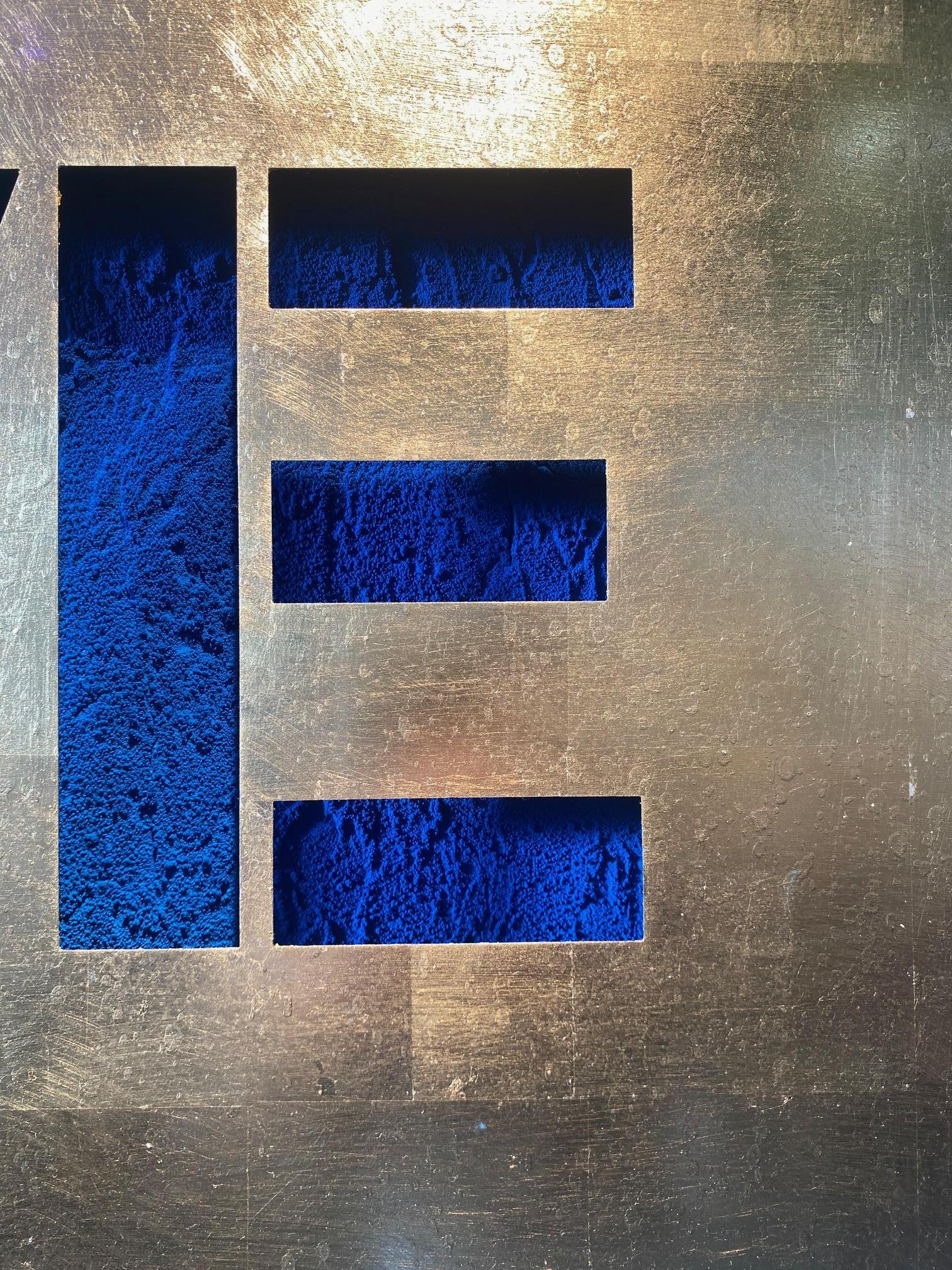 LOVE Royal Blue - zeitgenössische Original-Pop-Art in Gold und Blau, ausgeschnitten  im Angebot 3