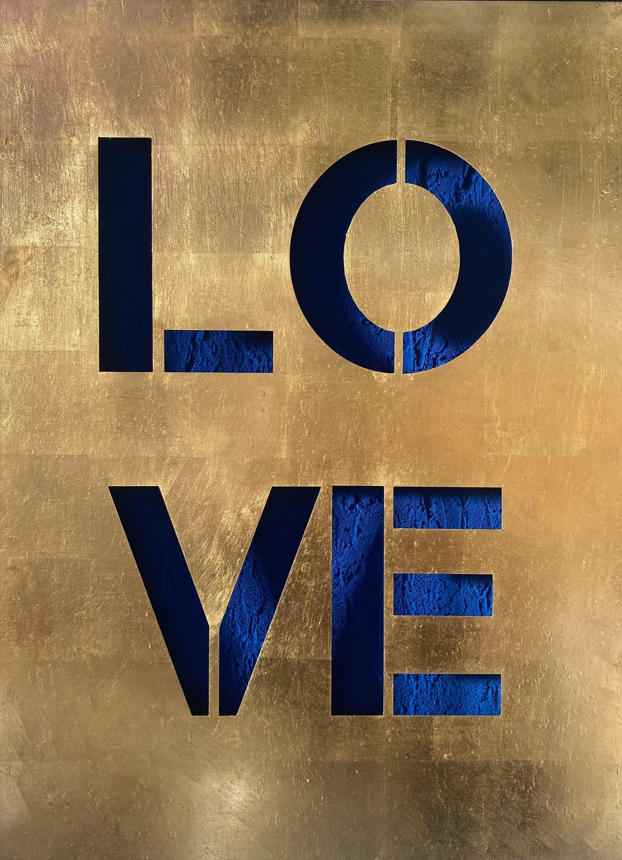 LOVE Royal Blue - zeitgenössische Original-Pop-Art in Gold und Blau, ausgeschnitten 