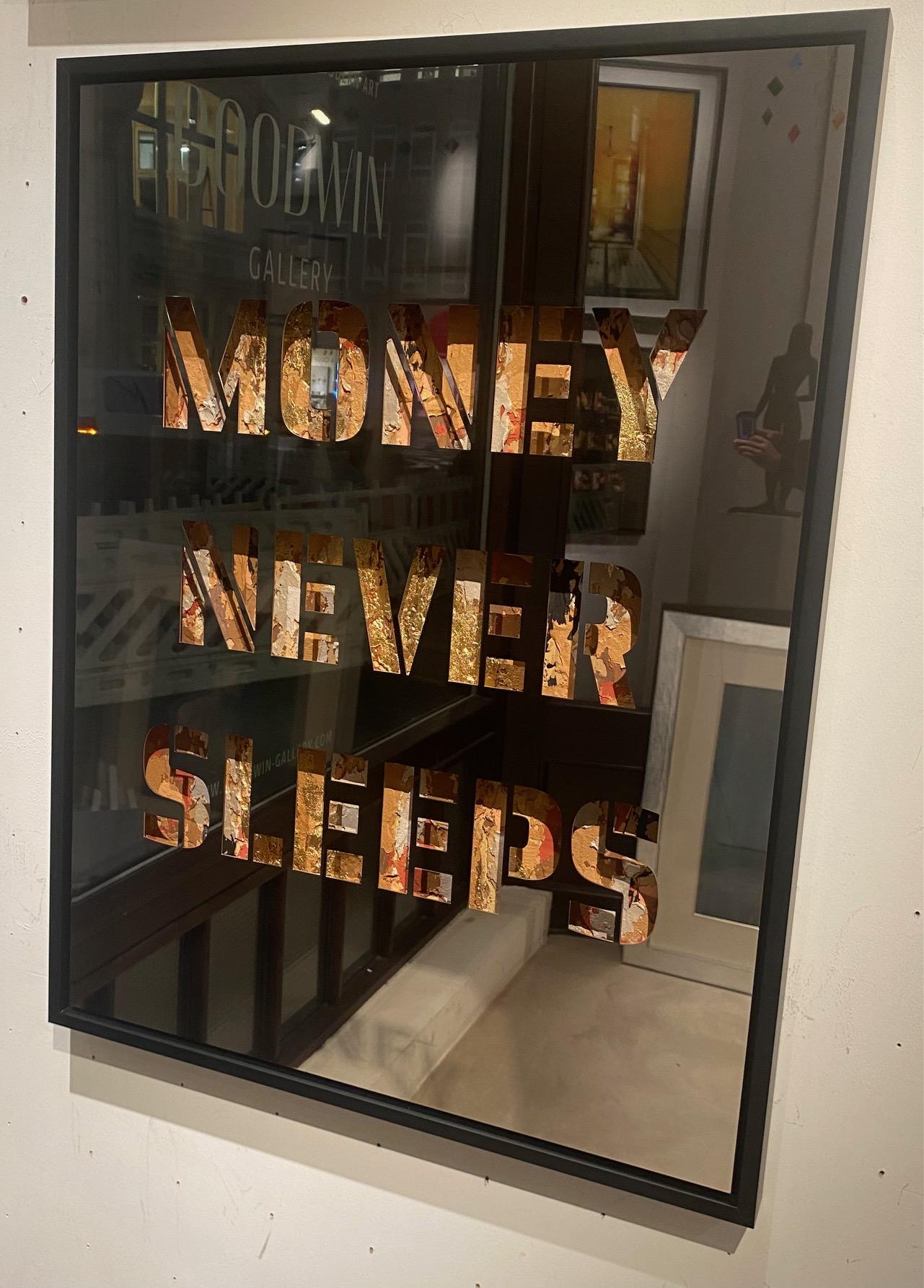 Money Never Sleeps - découpage pop art contemporain, feuille d'or avec lettrage argenté - Pop Art Mixed Media Art par Devin Miles