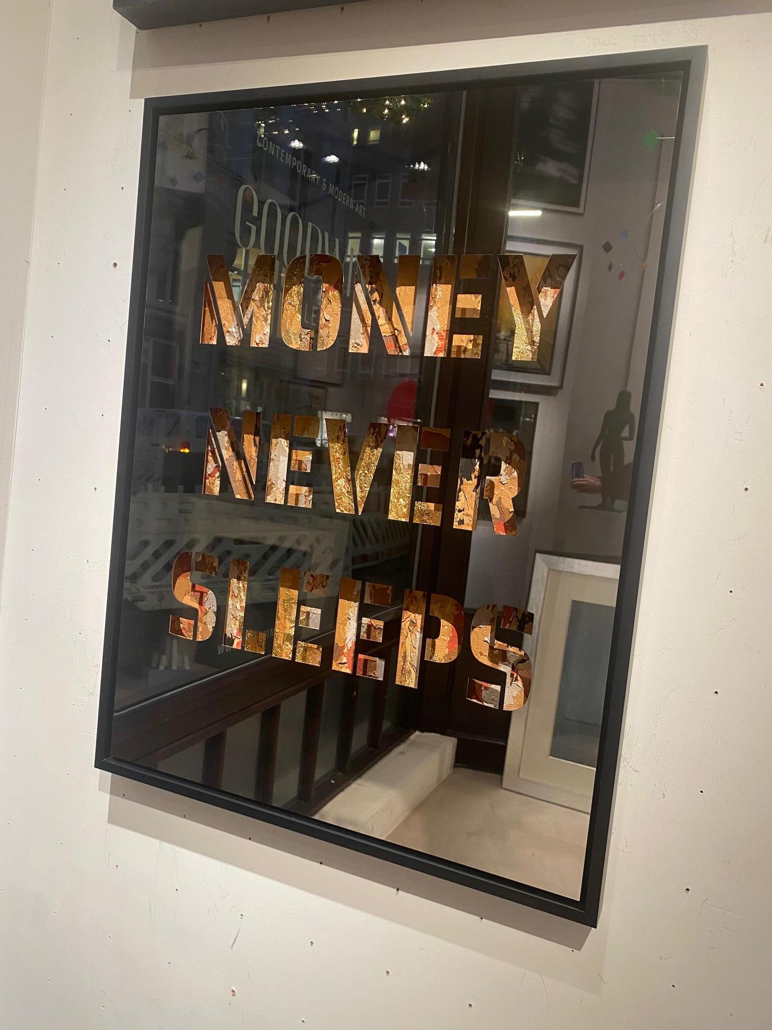Money Never Sleeps - découpage pop art contemporain, feuille d'or avec lettrage argenté en vente 1