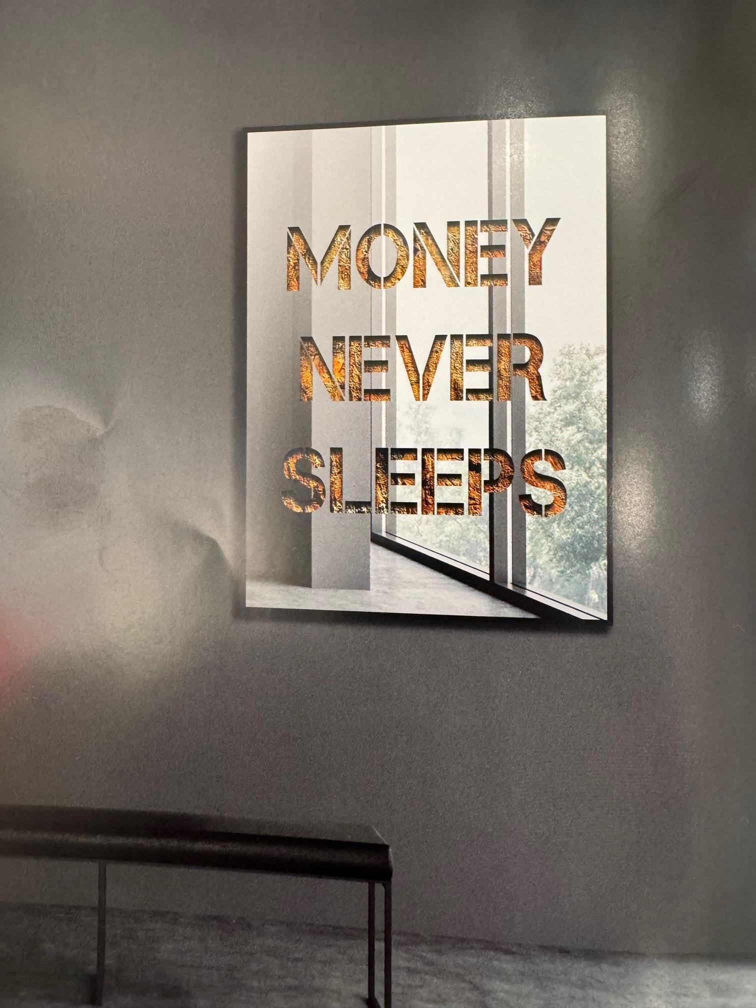 Money Never Sleeps - zeitgenössischer Pop-Art-Ausschnitt, Blattgold mit silberner Beschriftung im Angebot 3