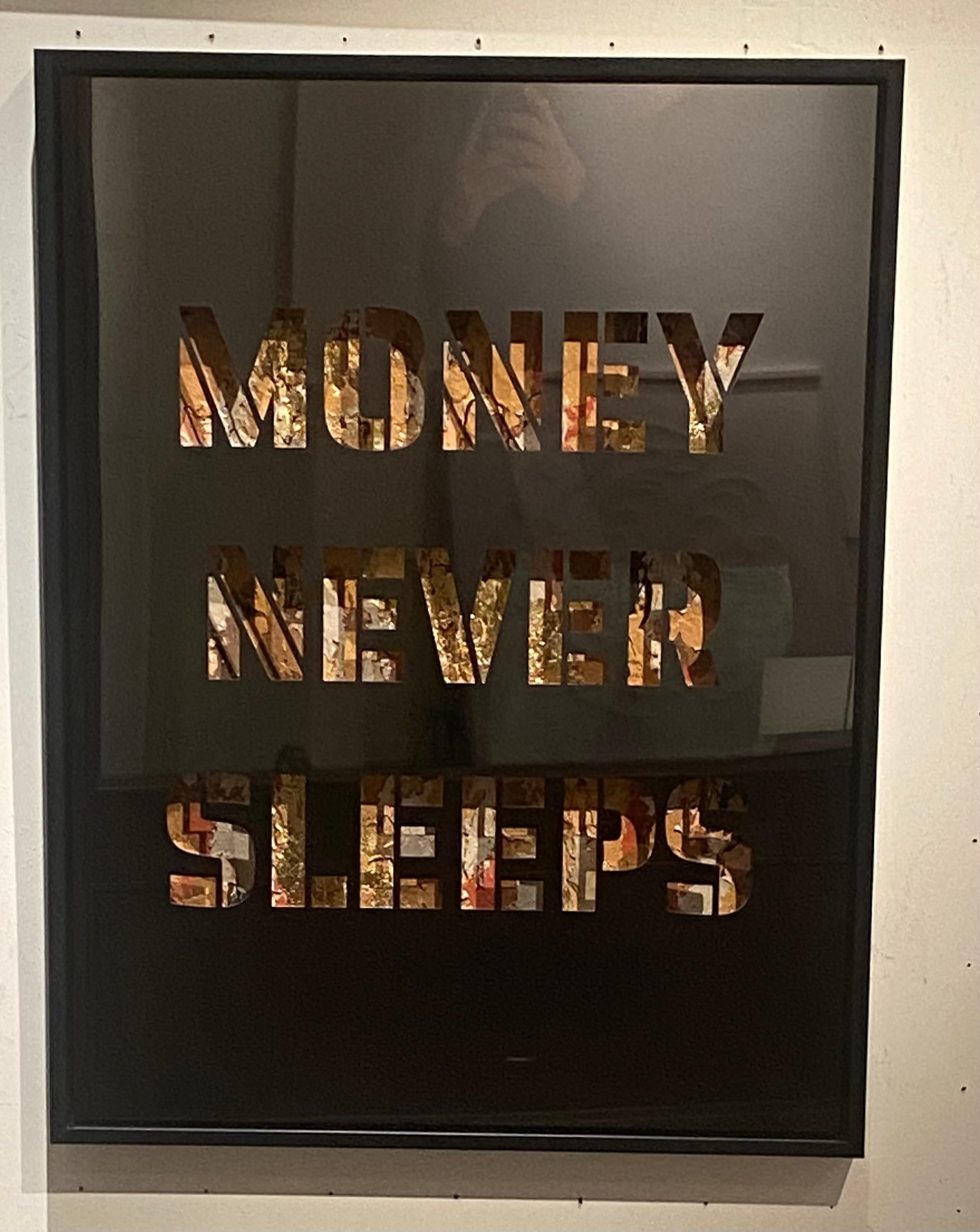 Money Never Sleeps - zeitgenössischer Pop-Art-Ausschnitt, Blattgold mit silberner Beschriftung – Mixed Media Art von Devin Miles