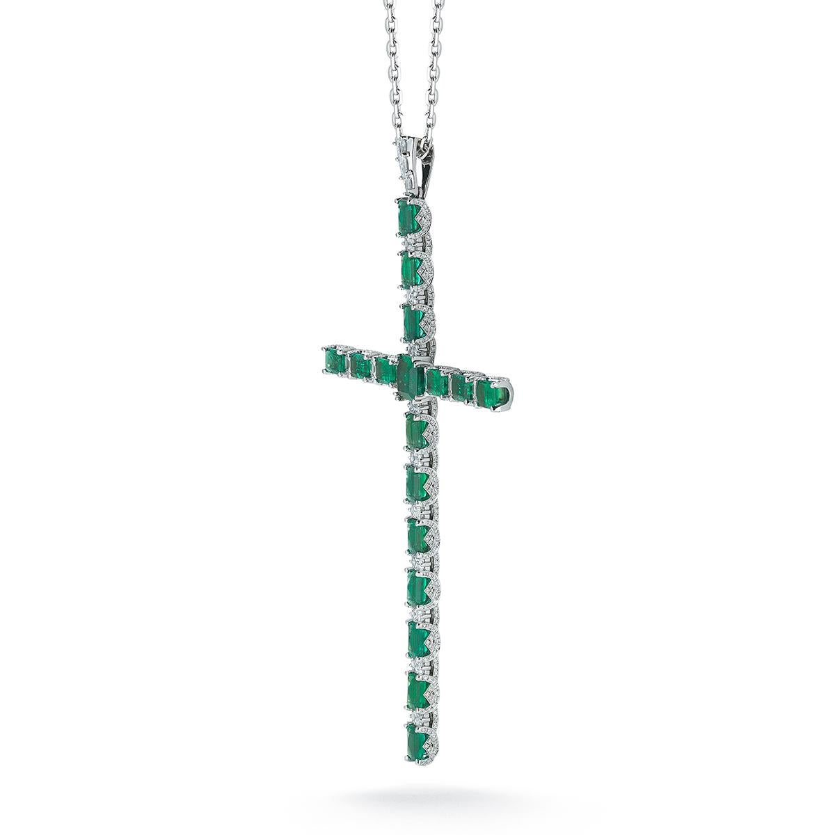 Devine Emerald Pendant with Diamonds In New Condition For Sale In new york, NY