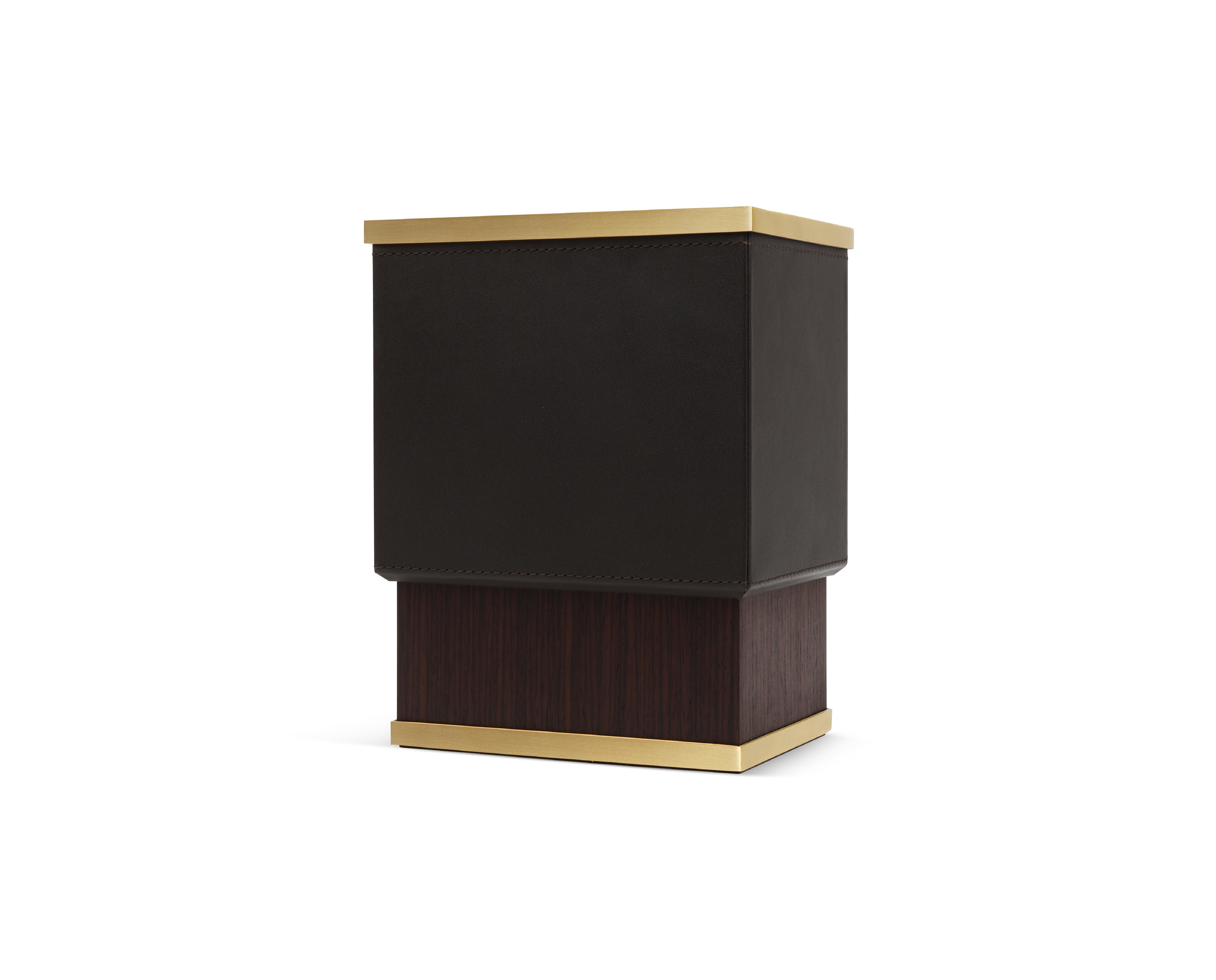 Devon bookend by Madheke
Dimensions: D 11.2 x W 16.2 x H 21.2 cm.
Materials: Leather, wood, metal.

Encased leather booked with internal compartments.

Reflecting the finest in craftsmanship, innovation and heritage, Madheke creates tailored