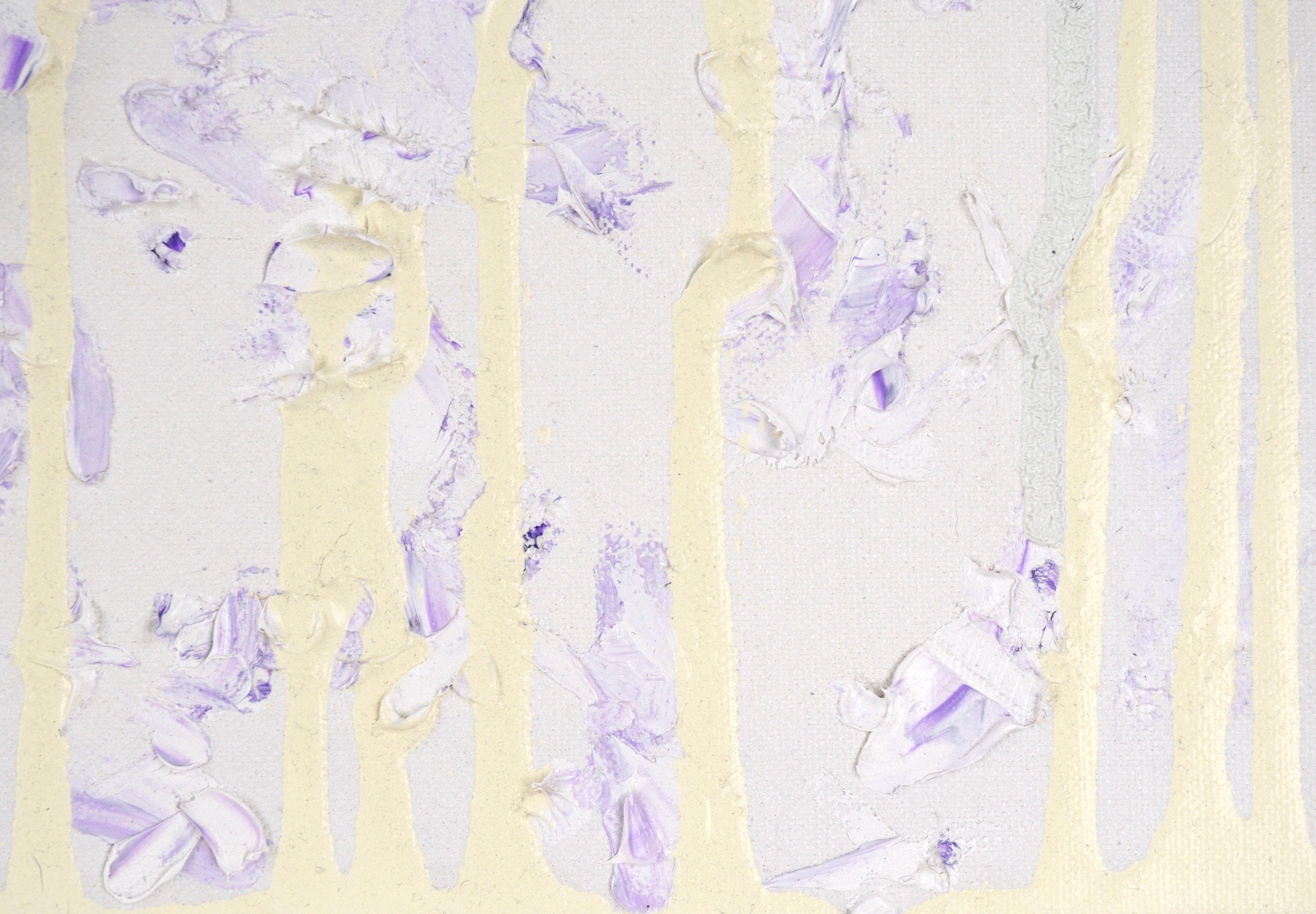 Eine subtile, aber stark strukturierte Komposition des kalifornischen Künstlers Devon Brockopp-Hammer (Amerikaner, geb. 1986). Die untere Schicht besteht aus weißer und violetter Farbe, die mit einem Spachtel mit Farbpalette aufgetragen wurde und