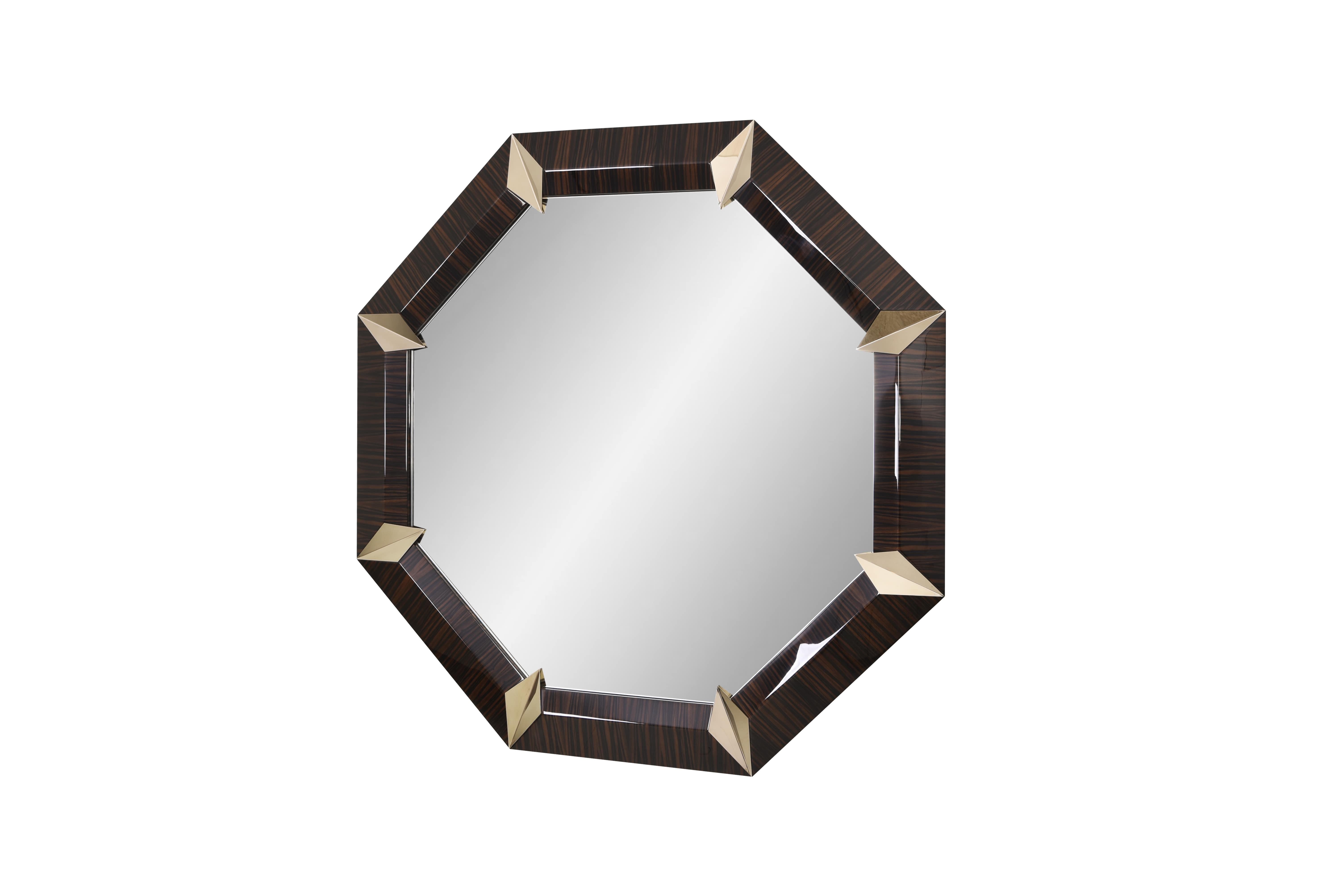 Heben Sie Ihren Raum mit dem auffälligen Devon-Spiegel hervor - ein meisterhaft gefertigtes achteckiges Design mit einem Rahmen aus hochglänzendem Ebenholzfurnier und eleganten metallischen Eckintarsien. Seine moderne Silhouette und die luxuriösen