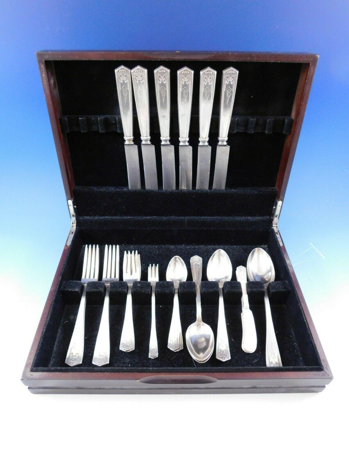 Juego de cubiertos de plata de ley Devonshire by International circa 1914 - 44 piezas. Este juego incluye:

6 cuchillos tamaño cena, 9 3/4
6 tenedores tamaño cena, 7 3/4
6 tenedores de ensalada, 6 1/8
6 cucharillas, 5 7/8 pulg.
6 cucharas soperas de